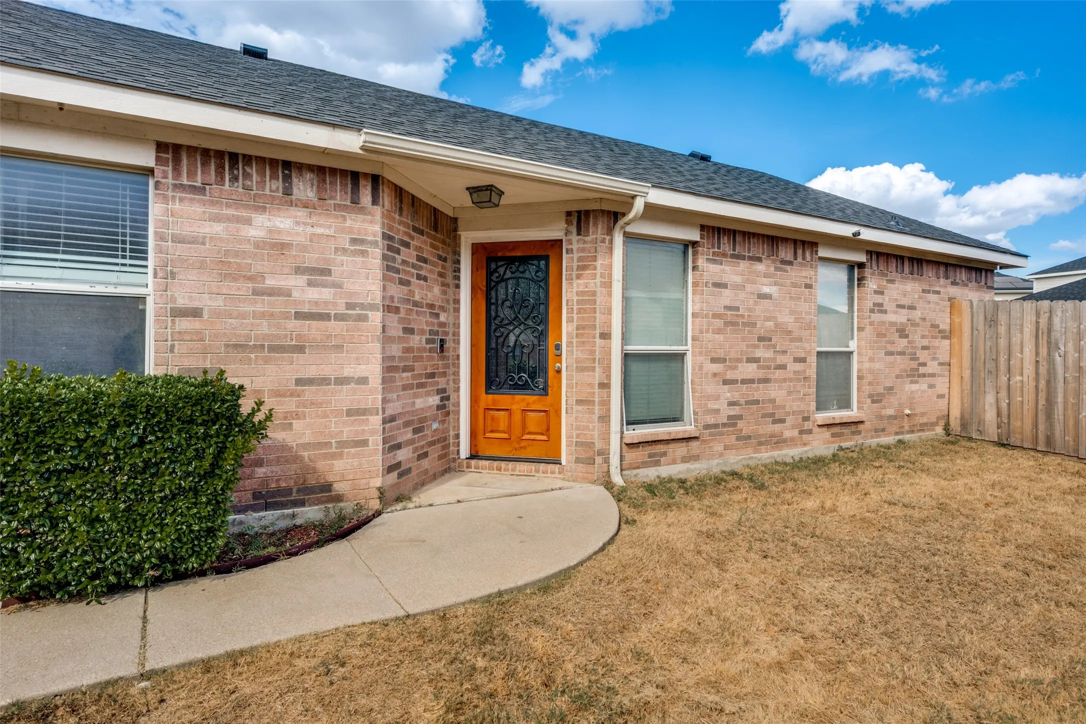 Single Family Residence For Sale in Tarrant County , 909 Honey Locust Lane, Crowley, Texas 76036, 3 Bedroom, 2 Bathroom, 2 Garage spaces, 1,435 Sqft, built in 2005, mls#21402400, Real Estate Agent in Crowley, Homes For Sale in Tarrant county, Homes For Sale in Crowley, Realtor in Crowley Texas, Real Estate Brokerage Independent Realty Texas, Luminita Cordes Realtor