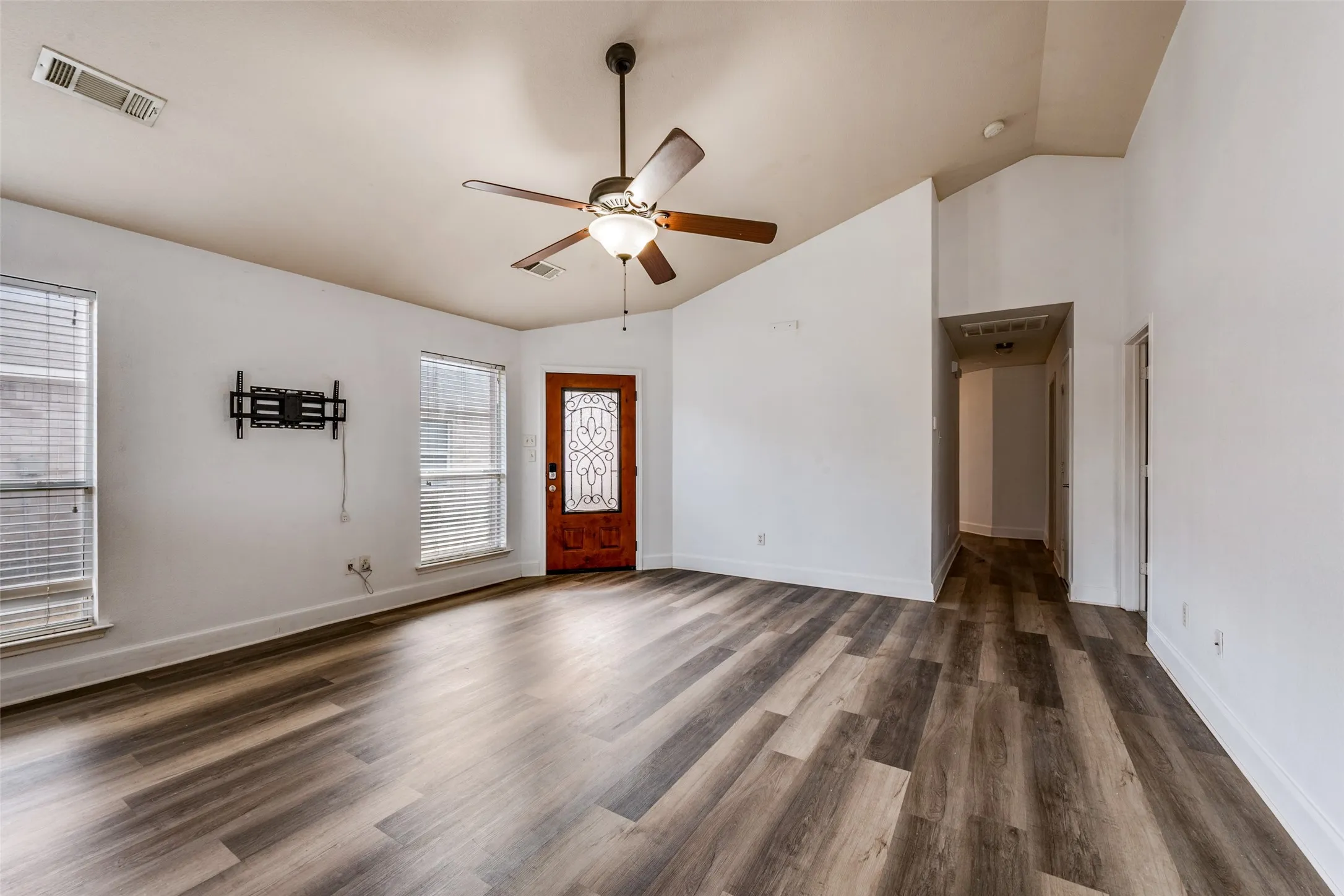 Single Family Residence For Sale in Tarrant County , 909 Honey Locust Lane, Crowley, Texas 76036, 3 Bedroom, 2 Bathroom, 2 Garage spaces, 1,435 Sqft, built in 2005, mls#21402400, Real Estate Agent in Crowley, Homes For Sale in Tarrant county, Homes For Sale in Crowley, Realtor in Crowley Texas, Real Estate Brokerage Independent Realty Texas, Luminita Cordes Realtor