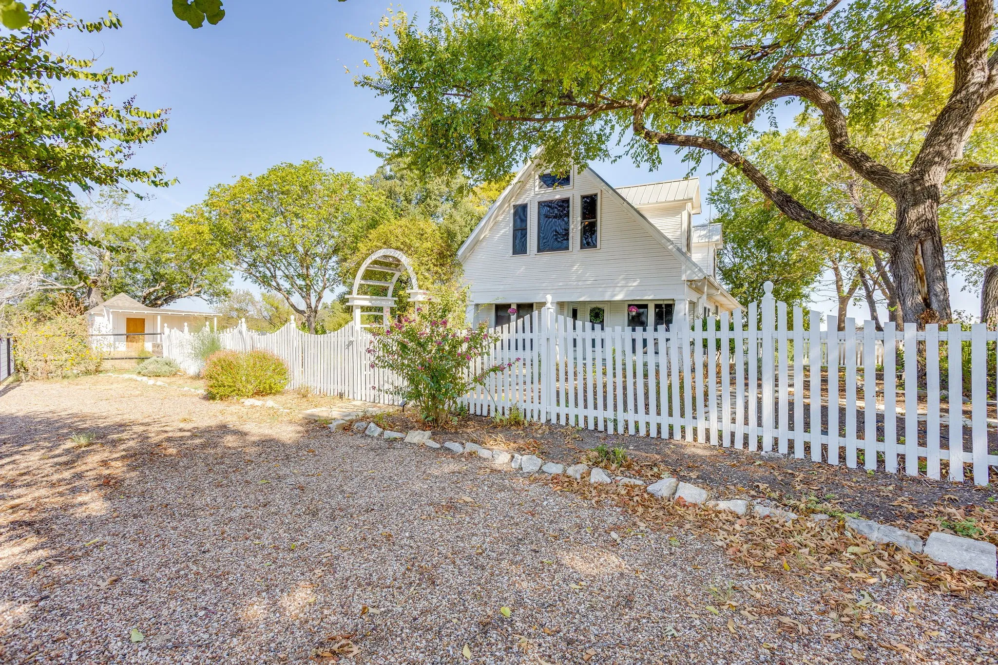 Single Family Residence For Sale in Parker County , 1590 Airport Road, Aledo, Texas 76008, 3 Bedroom, 3 Bathroom, Garage spaces, 2,360 Sqft, built in 2002, mls#21401013, Real Estate Agent in Aledo, Homes For Sale in Parker county, Homes For Sale in Aledo, Realtor in Aledo Texas, Real Estate Brokerage Independent Realty Texas, Luminita Cordes Realtor