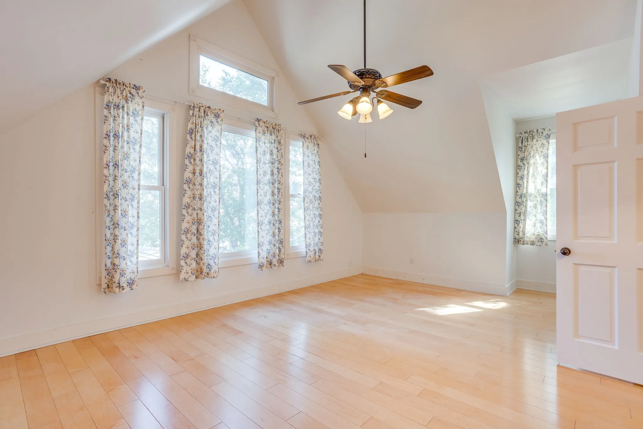 Single Family Residence For Sale in Parker County , 1590 Airport Road, Aledo, Texas 76008, 3 Bedroom, 3 Bathroom, Garage spaces, 2,360 Sqft, built in 2002, mls#21401013, Real Estate Agent in Aledo, Homes For Sale in Parker county, Homes For Sale in Aledo, Realtor in Aledo Texas, Real Estate Brokerage Independent Realty Texas, Luminita Cordes Realtor