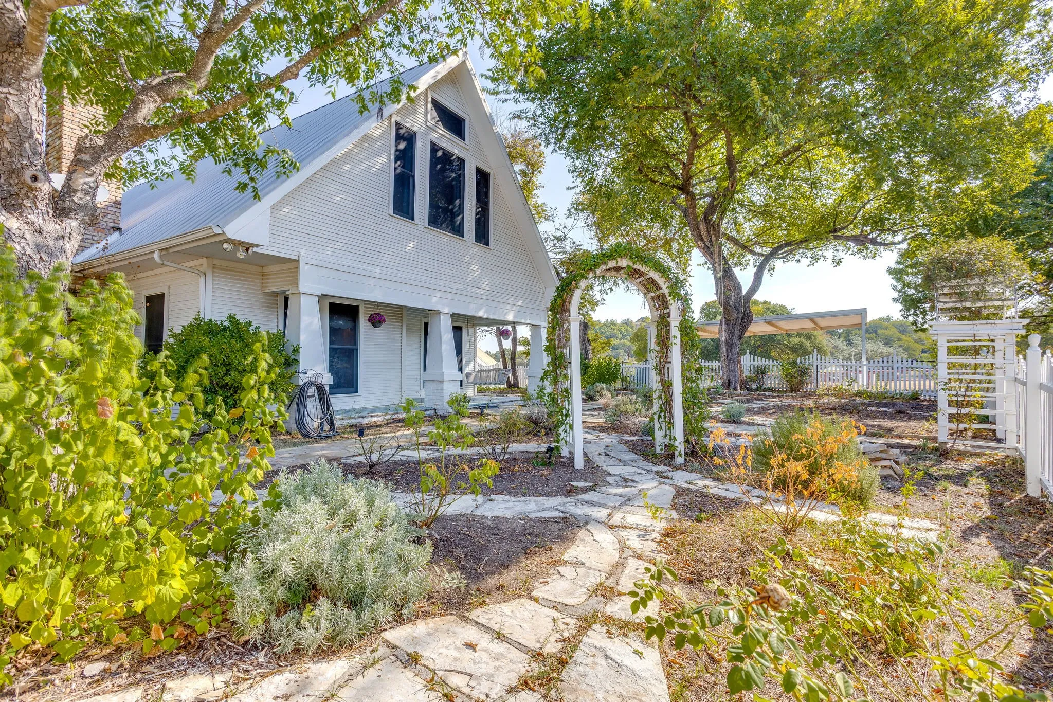 Single Family Residence For Sale in Parker County , 1590 Airport Road, Aledo, Texas 76008, 3 Bedroom, 3 Bathroom, Garage spaces, 2,360 Sqft, built in 2002, mls#21401013, Real Estate Agent in Aledo, Homes For Sale in Parker county, Homes For Sale in Aledo, Realtor in Aledo Texas, Real Estate Brokerage Independent Realty Texas, Luminita Cordes Realtor