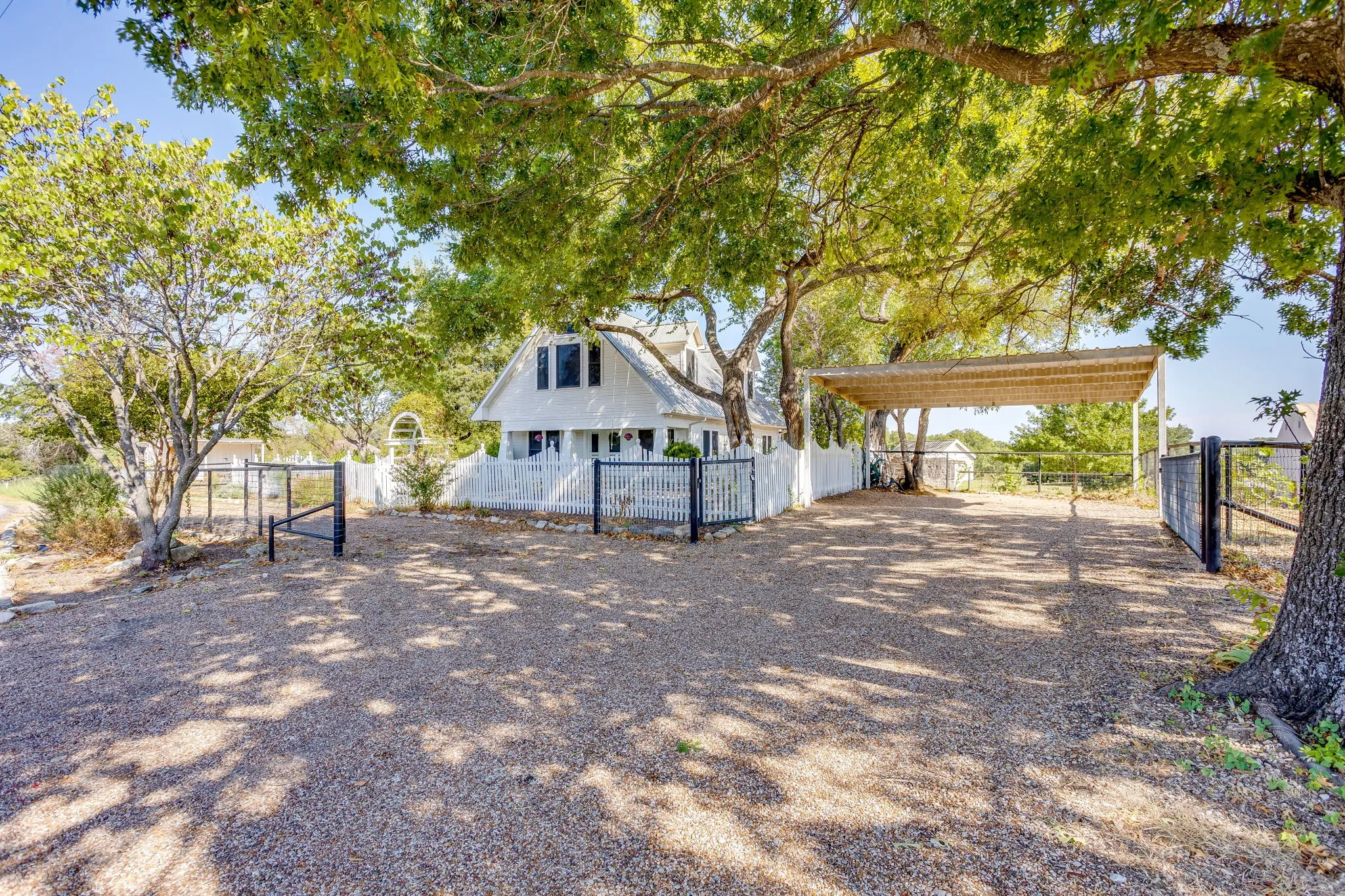 Single Family Residence For Sale in Parker County , 1590 Airport Road, Aledo, Texas 76008, 3 Bedroom, 3 Bathroom, Garage spaces, 2,360 Sqft, built in 2002, mls#21401013, Real Estate Agent in Aledo, Homes For Sale in Parker county, Homes For Sale in Aledo, Realtor in Aledo Texas, Real Estate Brokerage Independent Realty Texas, Luminita Cordes Realtor