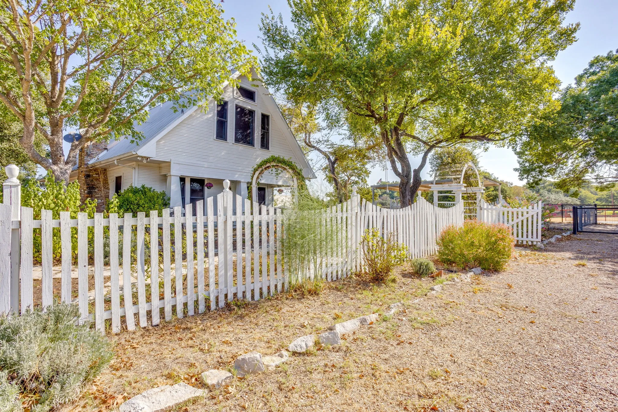 Single Family Residence For Sale in Parker County , 1590 Airport Road, Aledo, Texas 76008, 3 Bedroom, 3 Bathroom, Garage spaces, 2,360 Sqft, built in 2002, mls#21401013, Real Estate Agent in Aledo, Homes For Sale in Parker county, Homes For Sale in Aledo, Realtor in Aledo Texas, Real Estate Brokerage Independent Realty Texas, Luminita Cordes Realtor