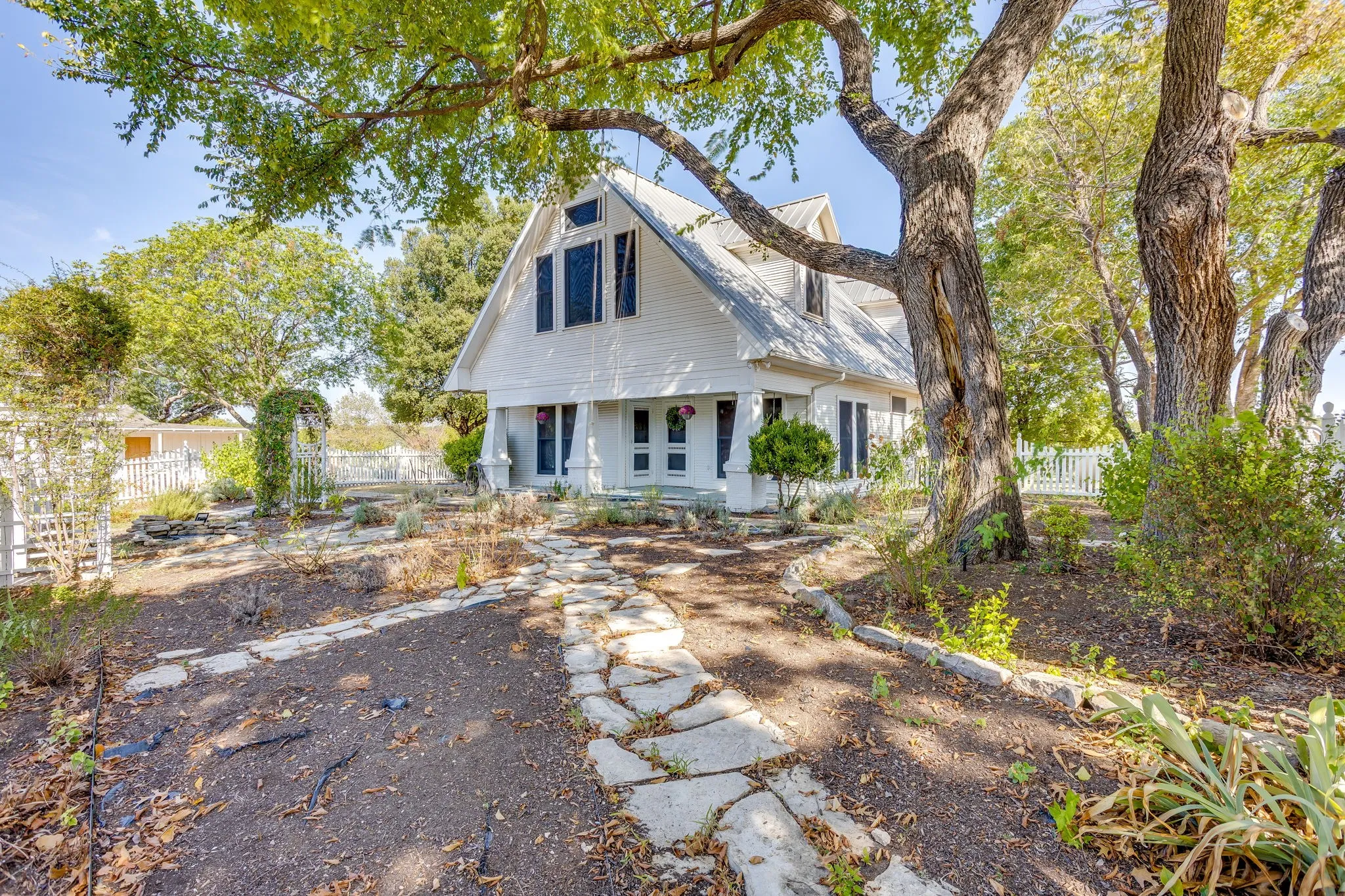 Single Family Residence For Sale in Parker County , 1590 Airport Road, Aledo, Texas 76008, 3 Bedroom, 3 Bathroom, Garage spaces, 2,360 Sqft, built in 2002, mls#21401013, Real Estate Agent in Aledo, Homes For Sale in Parker county, Homes For Sale in Aledo, Realtor in Aledo Texas, Real Estate Brokerage Independent Realty Texas, Luminita Cordes Realtor