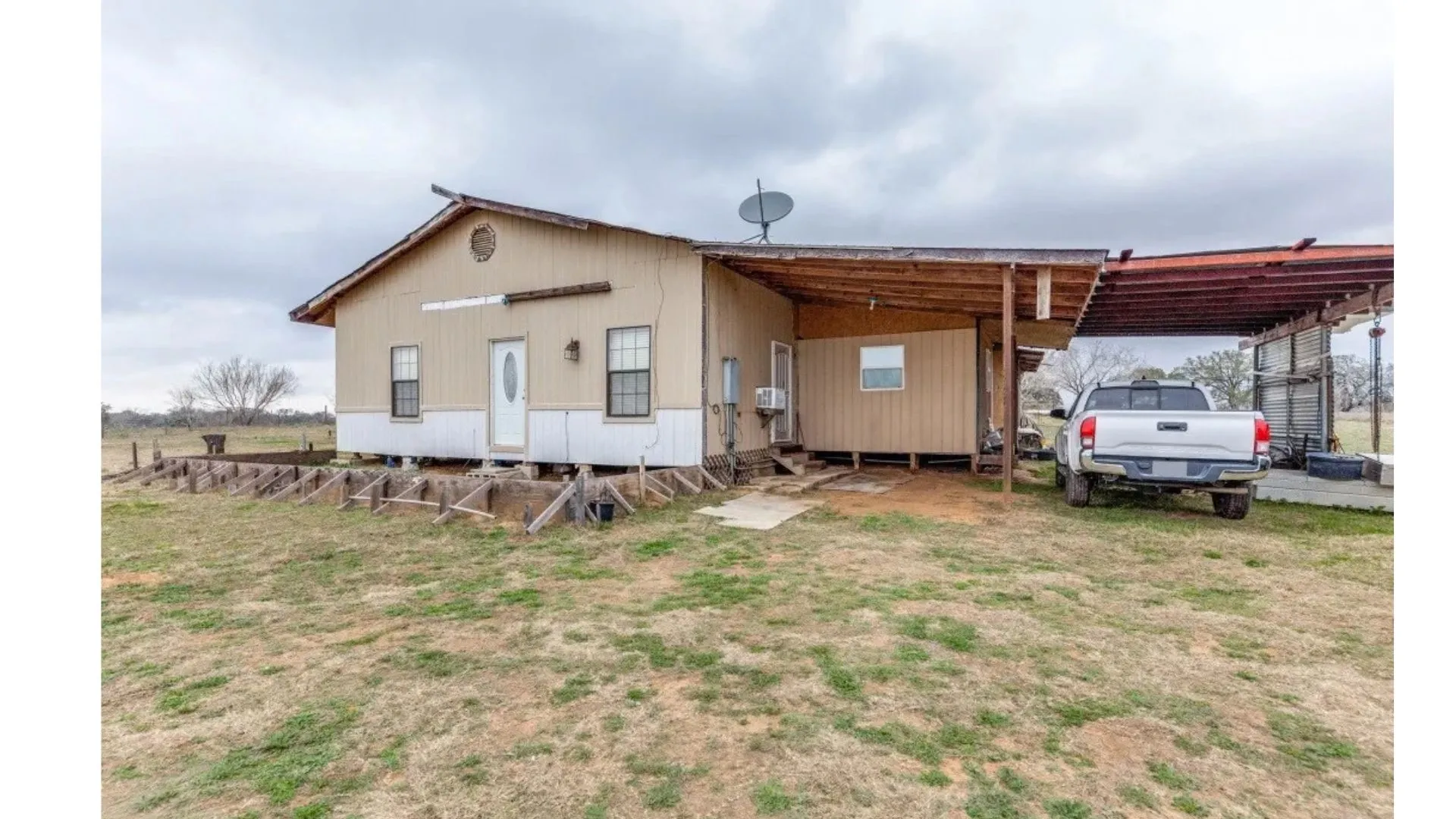 Single Family Residence For Sale in Medina County , 1619 County Road 7711, Devine, Texas 78016, 1 Bedroom, 1 Bathroom, Garage spaces, 960 Sqft, built in 2014, mls#21402771, Real Estate Agent in Devine, Homes For Sale in Medina county, Homes For Sale in Devine, Realtor in Devine Texas, Real Estate Brokerage Independent Realty Texas, Luminita Cordes Realtor
