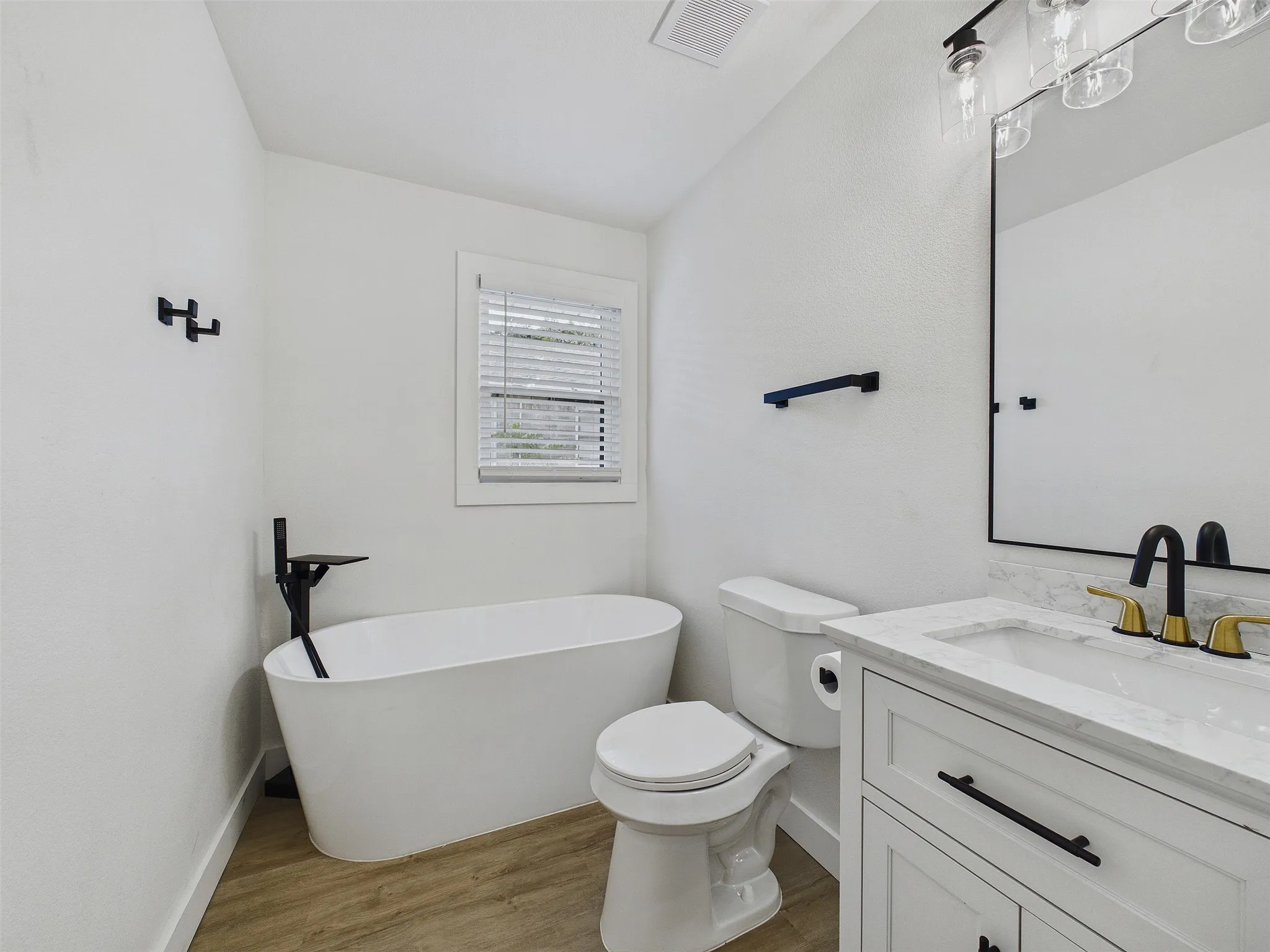 Single Family Residence For Rent in Dallas County , 1026 Cedar Hill Avenue, Dallas, Texas 75208, 3 Bedroom, 2 Bathroom, Garage spaces, 1,380 Sqft, built in 1925, mls#21399732, Real Estate Agent in Dallas, Homes For Rent in Dallas county, Homes For Rent in Dallas, Realtor in Dallas Texas, Real Estate Brokerage Independent Realty Texas, Luminita Cordes Realtor