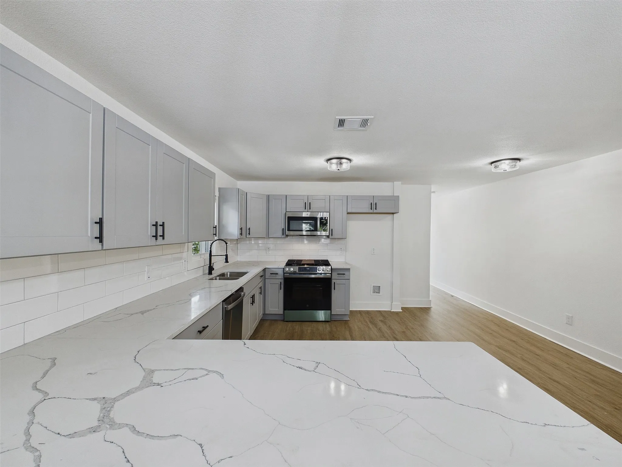 Single Family Residence For Rent in Dallas County , 1026 Cedar Hill Avenue, Dallas, Texas 75208, 3 Bedroom, 2 Bathroom, Garage spaces, 1,380 Sqft, built in 1925, mls#21399732, Real Estate Agent in Dallas, Homes For Rent in Dallas county, Homes For Rent in Dallas, Realtor in Dallas Texas, Real Estate Brokerage Independent Realty Texas, Luminita Cordes Realtor
