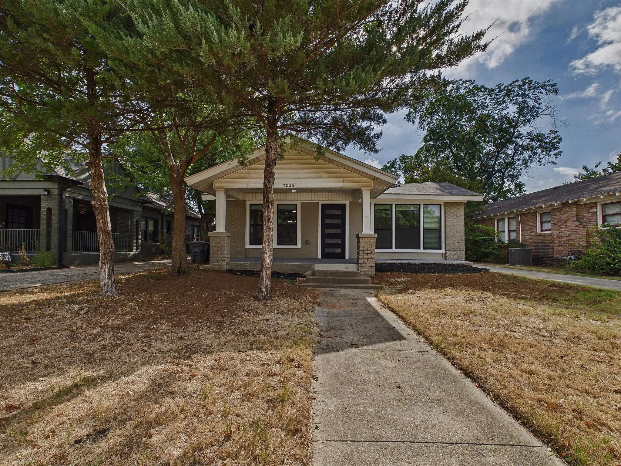 Single Family Residence For Rent in Dallas County , 1026 Cedar Hill Avenue, Dallas, Texas 75208, 3 Bedroom, 2 Bathroom, Garage spaces, 1,380 Sqft, built in 1925, mls#21399732, Real Estate Agent in Dallas, Homes For Rent in Dallas county, Homes For Rent in Dallas, Realtor in Dallas Texas, Real Estate Brokerage Independent Realty Texas, Luminita Cordes Realtor