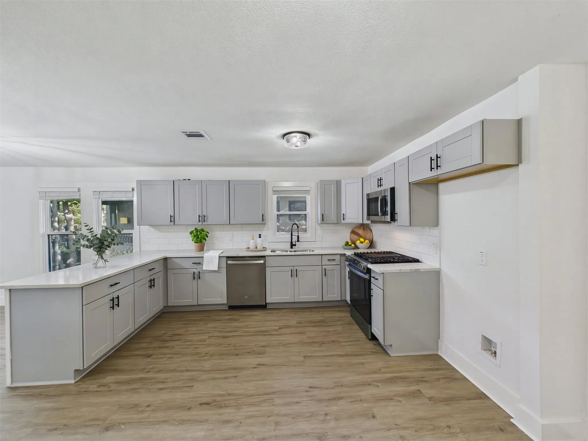 Single Family Residence For Rent in Dallas County , 1026 Cedar Hill Avenue, Dallas, Texas 75208, 3 Bedroom, 2 Bathroom, Garage spaces, 1,380 Sqft, built in 1925, mls#21399732, Real Estate Agent in Dallas, Homes For Rent in Dallas county, Homes For Rent in Dallas, Realtor in Dallas Texas, Real Estate Brokerage Independent Realty Texas, Luminita Cordes Realtor