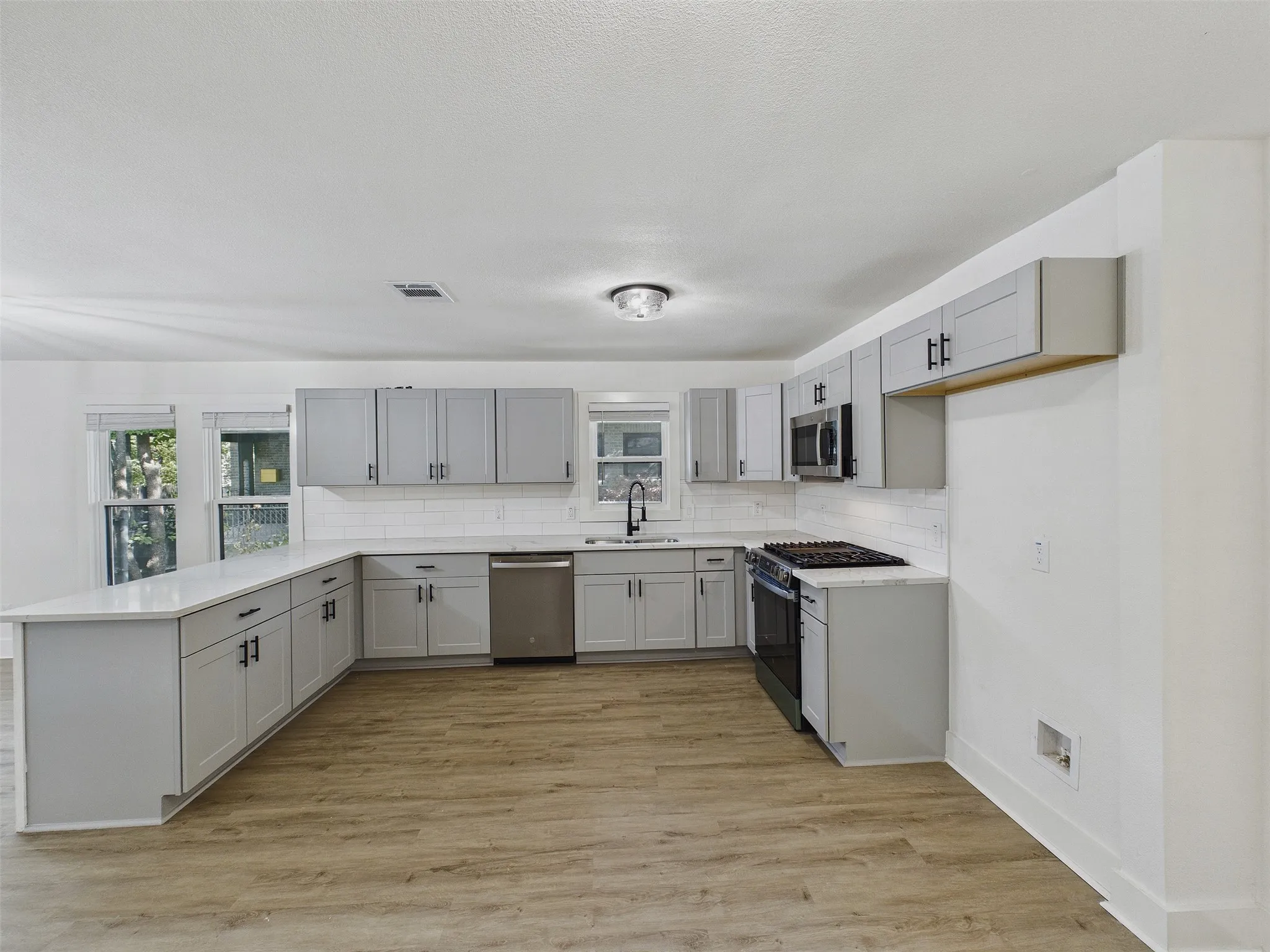 Single Family Residence For Rent in Dallas County , 1026 Cedar Hill Avenue, Dallas, Texas 75208, 3 Bedroom, 2 Bathroom, Garage spaces, 1,380 Sqft, built in 1925, mls#21399732, Real Estate Agent in Dallas, Homes For Rent in Dallas county, Homes For Rent in Dallas, Realtor in Dallas Texas, Real Estate Brokerage Independent Realty Texas, Luminita Cordes Realtor