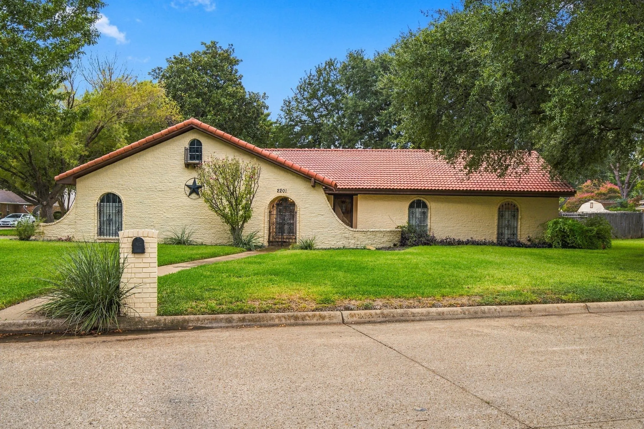 Single Family Residence For Sale in Tarrant County , 2201 Scarlet Lane, Grand Prairie, Texas 75050, 4 Bedroom, 3 Bathroom, 2 Garage spaces, 2,544 Sqft, built in 1971, mls#21394934, Real Estate Agent in Grand Prairie, Homes For Sale in Tarrant county, Homes For Sale in Grand Prairie, Realtor in Grand Prairie Texas, Real Estate Brokerage Independent Realty Texas, Luminita Cordes Realtor