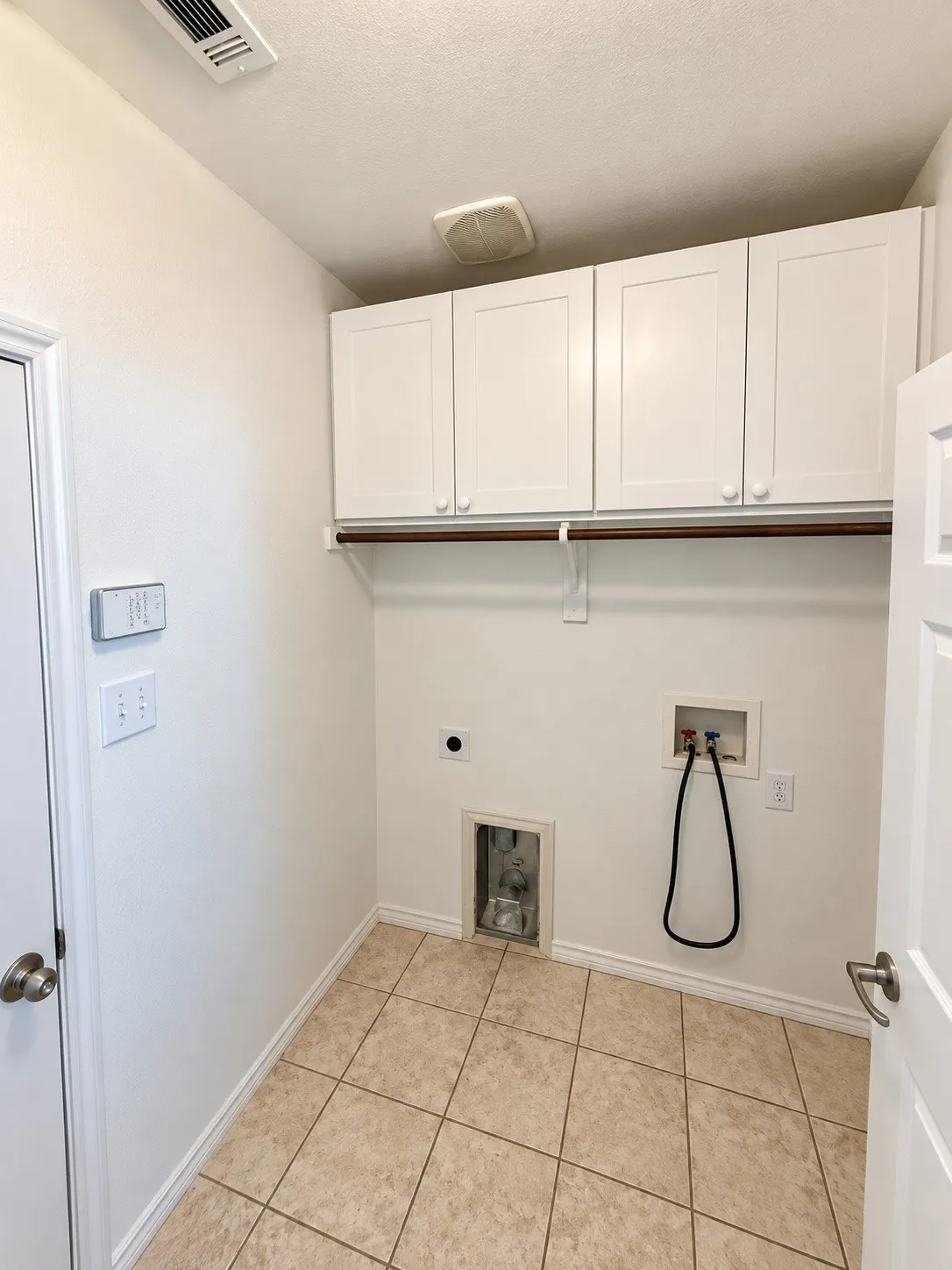 Single Family Residence For Rent in Tarrant County , 6344 Ferncreek Lane, Fort Worth, Texas 76179, 3 Bedroom, 2 Bathroom, 1 Garage spaces, 1,884 Sqft, built in 2005, mls#21402772, Real Estate Agent in Fort Worth, Homes For Rent in Tarrant county, Homes For Rent in Fort Worth, Realtor in Fort Worth Texas, Real Estate Brokerage Independent Realty Texas, Luminita Cordes Realtor