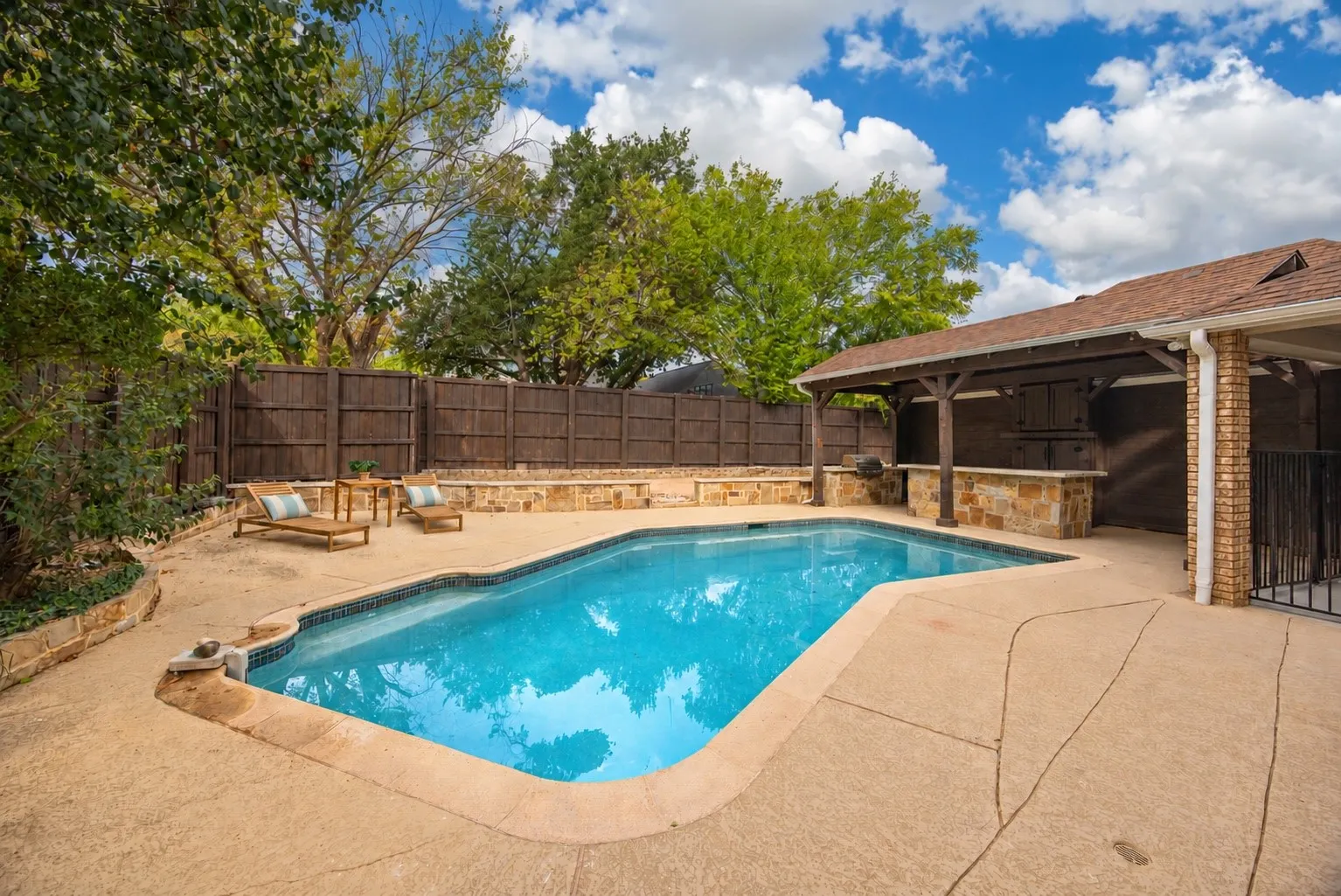 Single Family Residence For Sale in Denton County , 2 Crestwood Drive, Trophy Club, Texas 76262, 4 Bedroom, 4 Bathroom, 3 Garage spaces, 3,424 Sqft, built in 1985, mls#21401735, Real Estate Agent in Trophy Club, Homes For Sale in Denton county, Homes For Sale in Trophy Club, Realtor in Trophy Club Texas, Real Estate Brokerage Independent Realty Texas, Luminita Cordes Realtor