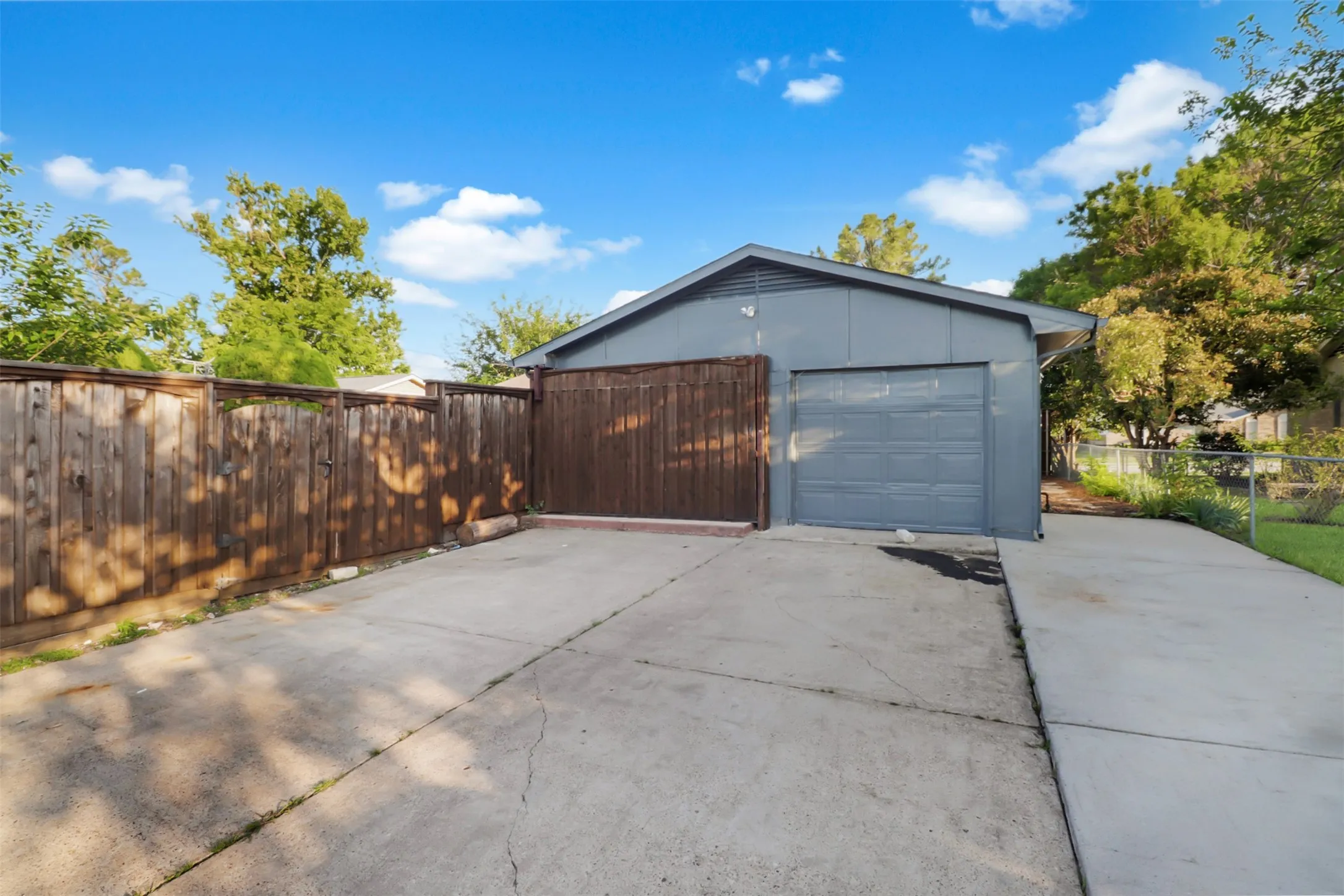 Single Family Residence For Sale in Collin County , 1705 Japonica Lane, Plano, Texas 75074, 3 Bedroom, 2 Bathroom, 1 Garage spaces, 1,264 Sqft, built in 1969, mls#21400641, Real Estate Agent in Plano, Homes For Sale in Collin county, Homes For Sale in Plano, Realtor in Plano Texas, Real Estate Brokerage Independent Realty Texas, Luminita Cordes Realtor