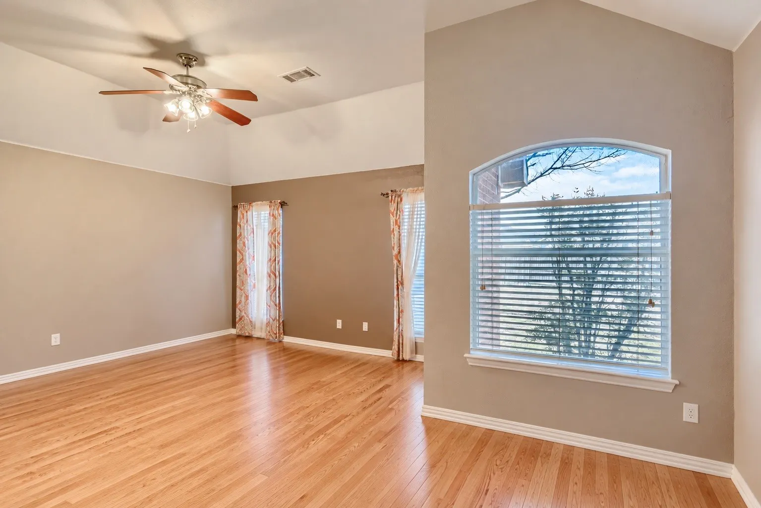 Single Family Residence For Sale in Dallas County , 1922 Cutler Drive, Mesquite, Texas 75149, 4 Bedroom, 2 Bathroom, 2 Garage spaces, 2,079 Sqft, built in 1999, mls#21402791, Real Estate Agent in Mesquite, Homes For Sale in Dallas county, Homes For Sale in Mesquite, Realtor in Mesquite Texas, Real Estate Brokerage Independent Realty Texas, Luminita Cordes Realtor