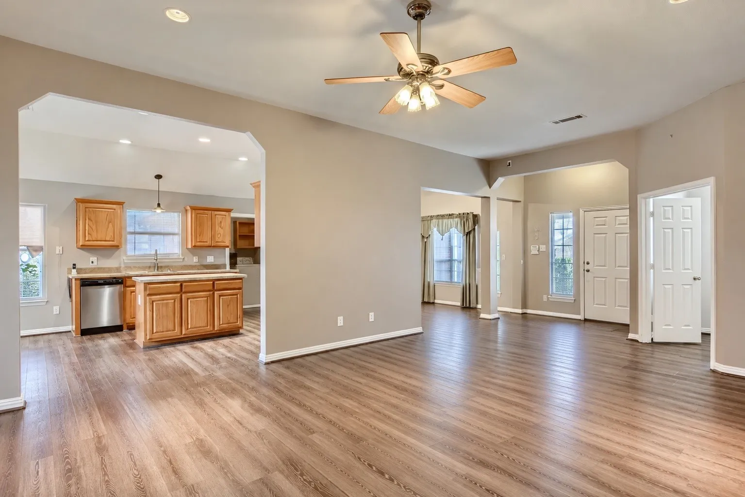 Single Family Residence For Sale in Dallas County , 1922 Cutler Drive, Mesquite, Texas 75149, 4 Bedroom, 2 Bathroom, 2 Garage spaces, 2,079 Sqft, built in 1999, mls#21402791, Real Estate Agent in Mesquite, Homes For Sale in Dallas county, Homes For Sale in Mesquite, Realtor in Mesquite Texas, Real Estate Brokerage Independent Realty Texas, Luminita Cordes Realtor