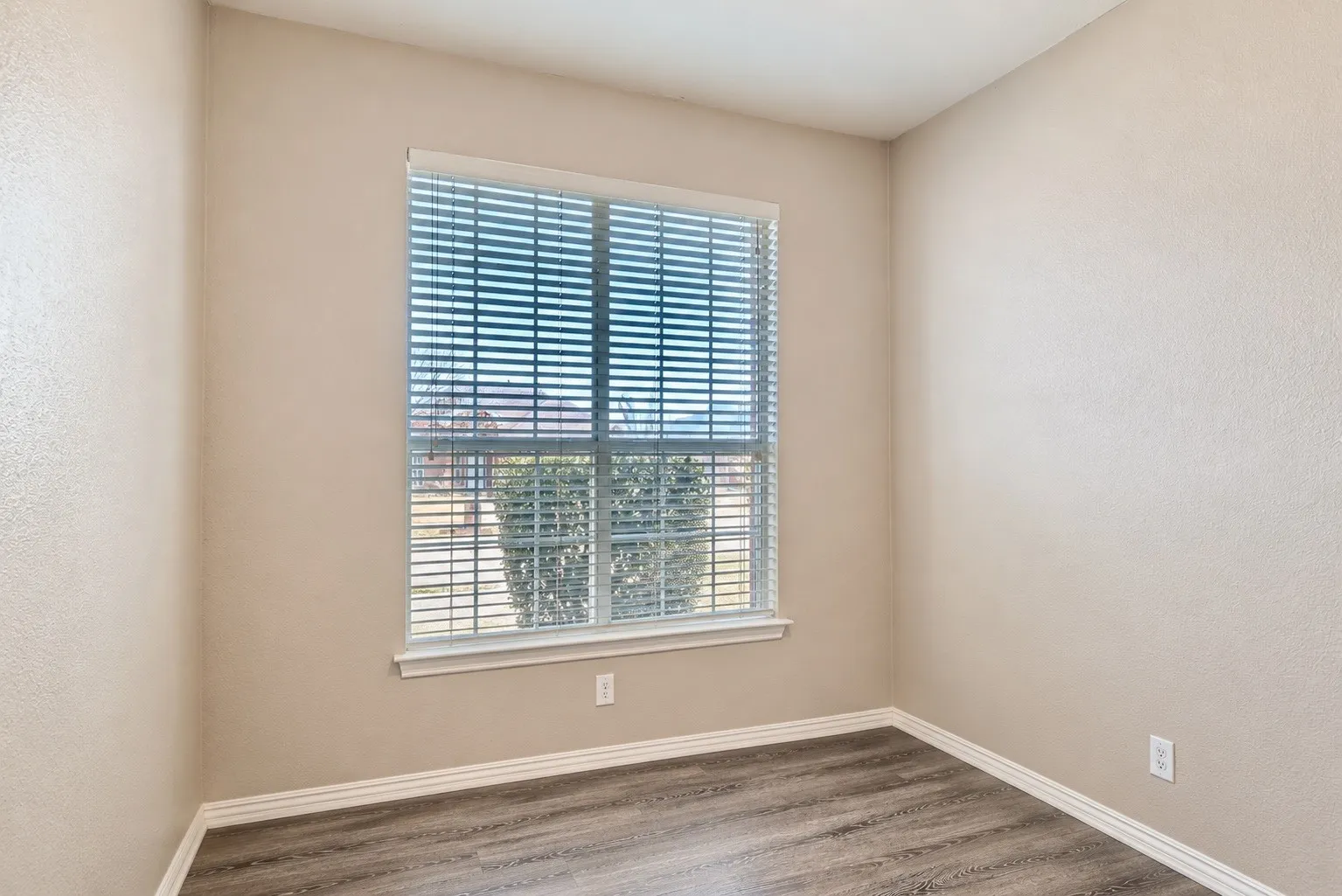 Single Family Residence For Sale in Dallas County , 1922 Cutler Drive, Mesquite, Texas 75149, 4 Bedroom, 2 Bathroom, 2 Garage spaces, 2,079 Sqft, built in 1999, mls#21402791, Real Estate Agent in Mesquite, Homes For Sale in Dallas county, Homes For Sale in Mesquite, Realtor in Mesquite Texas, Real Estate Brokerage Independent Realty Texas, Luminita Cordes Realtor