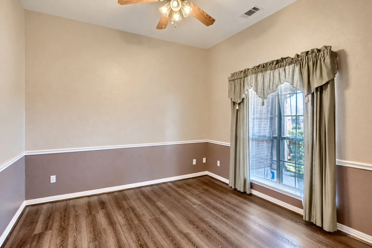 Single Family Residence For Sale in Dallas County , 1922 Cutler Drive, Mesquite, Texas 75149, 4 Bedroom, 2 Bathroom, 2 Garage spaces, 2,079 Sqft, built in 1999, mls#21402791, Real Estate Agent in Mesquite, Homes For Sale in Dallas county, Homes For Sale in Mesquite, Realtor in Mesquite Texas, Real Estate Brokerage Independent Realty Texas, Luminita Cordes Realtor