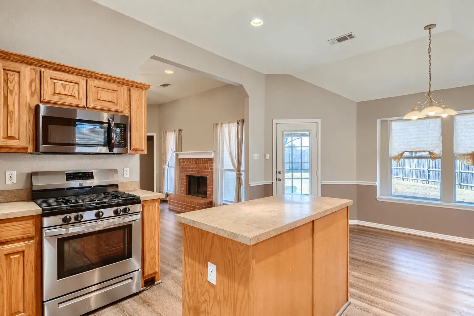 Single Family Residence For Sale in Dallas County , 1922 Cutler Drive, Mesquite, Texas 75149, 4 Bedroom, 2 Bathroom, 2 Garage spaces, 2,079 Sqft, built in 1999, mls#21402791, Real Estate Agent in Mesquite, Homes For Sale in Dallas county, Homes For Sale in Mesquite, Realtor in Mesquite Texas, Real Estate Brokerage Independent Realty Texas, Luminita Cordes Realtor