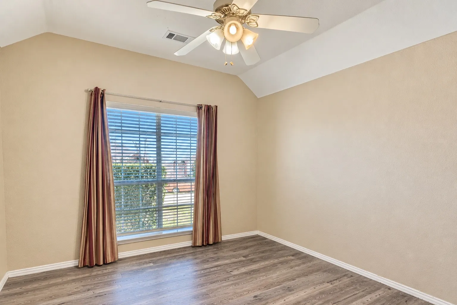 Single Family Residence For Sale in Dallas County , 1922 Cutler Drive, Mesquite, Texas 75149, 4 Bedroom, 2 Bathroom, 2 Garage spaces, 2,079 Sqft, built in 1999, mls#21402791, Real Estate Agent in Mesquite, Homes For Sale in Dallas county, Homes For Sale in Mesquite, Realtor in Mesquite Texas, Real Estate Brokerage Independent Realty Texas, Luminita Cordes Realtor