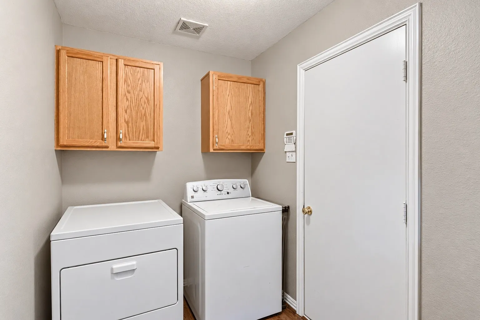 Single Family Residence For Sale in Dallas County , 1922 Cutler Drive, Mesquite, Texas 75149, 4 Bedroom, 2 Bathroom, 2 Garage spaces, 2,079 Sqft, built in 1999, mls#21402791, Real Estate Agent in Mesquite, Homes For Sale in Dallas county, Homes For Sale in Mesquite, Realtor in Mesquite Texas, Real Estate Brokerage Independent Realty Texas, Luminita Cordes Realtor
