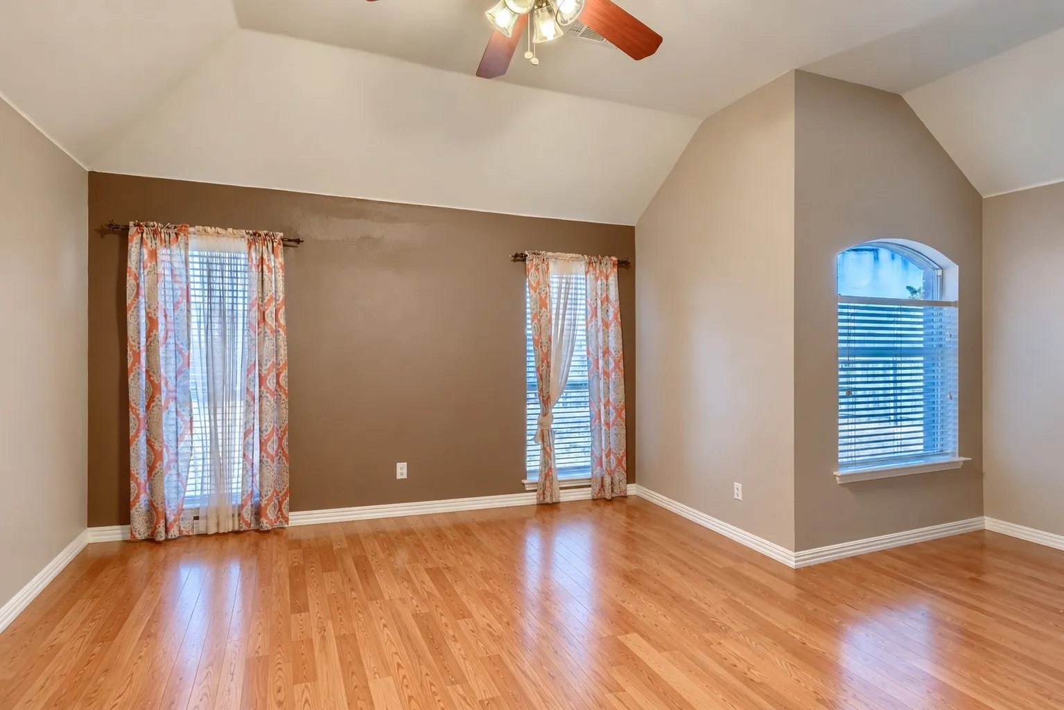 Single Family Residence For Sale in Dallas County , 1922 Cutler Drive, Mesquite, Texas 75149, 4 Bedroom, 2 Bathroom, 2 Garage spaces, 2,079 Sqft, built in 1999, mls#21402791, Real Estate Agent in Mesquite, Homes For Sale in Dallas county, Homes For Sale in Mesquite, Realtor in Mesquite Texas, Real Estate Brokerage Independent Realty Texas, Luminita Cordes Realtor