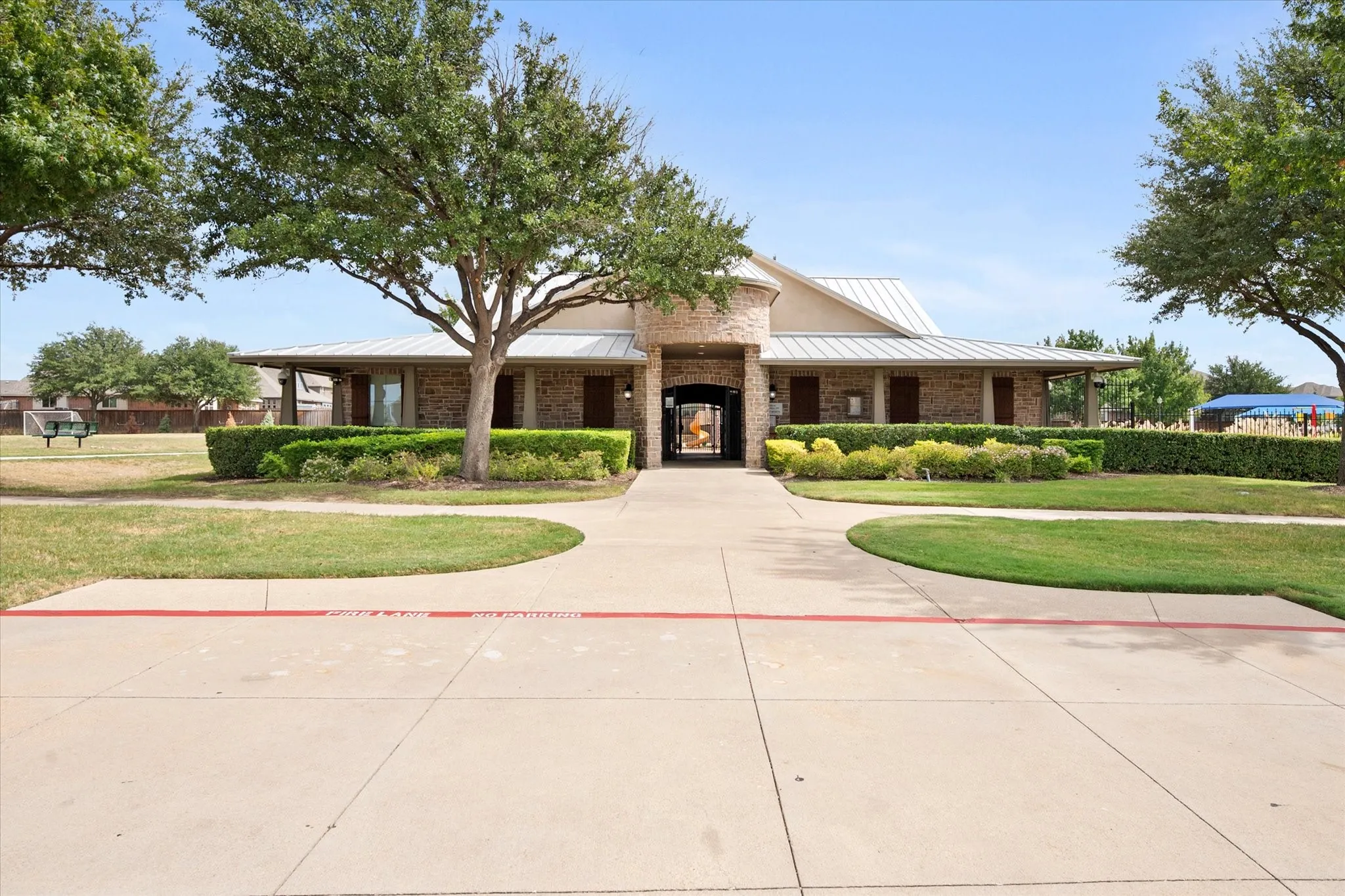 Single Family Residence For Sale in Tarrant County , 637 Ridgewater Trail, Fort Worth, Texas 76131, 4 Bedroom, 3 Bathroom, 2 Garage spaces, 3,034 Sqft, built in 2021, mls#21401791, Real Estate Agent in Fort Worth, Homes For Sale in Tarrant county, Homes For Sale in Fort Worth, Realtor in Fort Worth Texas, Real Estate Brokerage Independent Realty Texas, Luminita Cordes Realtor