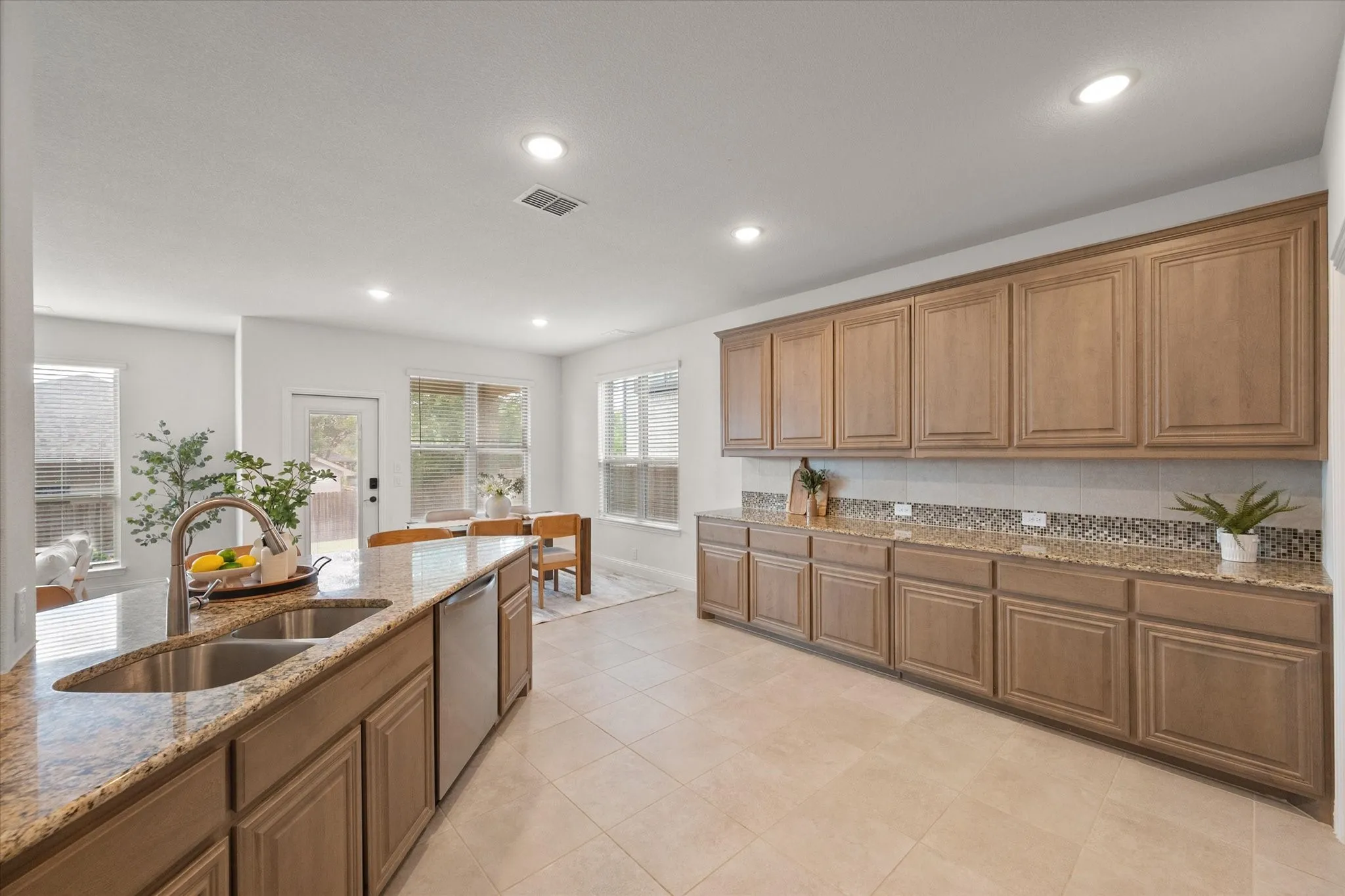Single Family Residence For Sale in Tarrant County , 637 Ridgewater Trail, Fort Worth, Texas 76131, 4 Bedroom, 3 Bathroom, 2 Garage spaces, 3,034 Sqft, built in 2021, mls#21401791, Real Estate Agent in Fort Worth, Homes For Sale in Tarrant county, Homes For Sale in Fort Worth, Realtor in Fort Worth Texas, Real Estate Brokerage Independent Realty Texas, Luminita Cordes Realtor