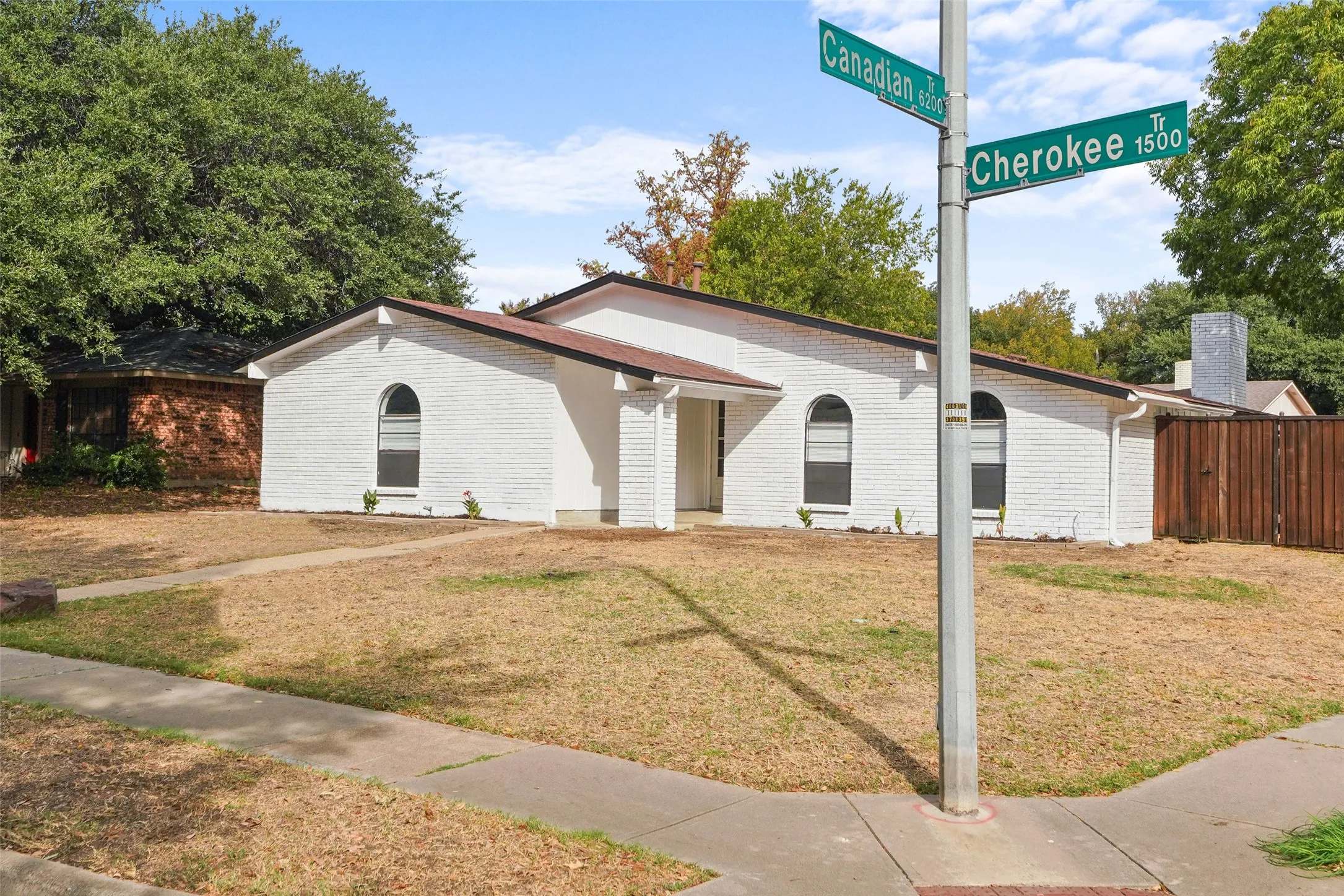 Single Family Residence For Sale in Collin County , 1515 Cherokee Trail, Plano, Texas 75023, 3 Bedroom, 2 Bathroom, 2 Garage spaces, 1,989 Sqft, built in 1976, mls#21393809, Real Estate Agent in Plano, Homes For Sale in Collin county, Homes For Sale in Plano, Realtor in Plano Texas, Real Estate Brokerage Independent Realty Texas, Luminita Cordes Realtor