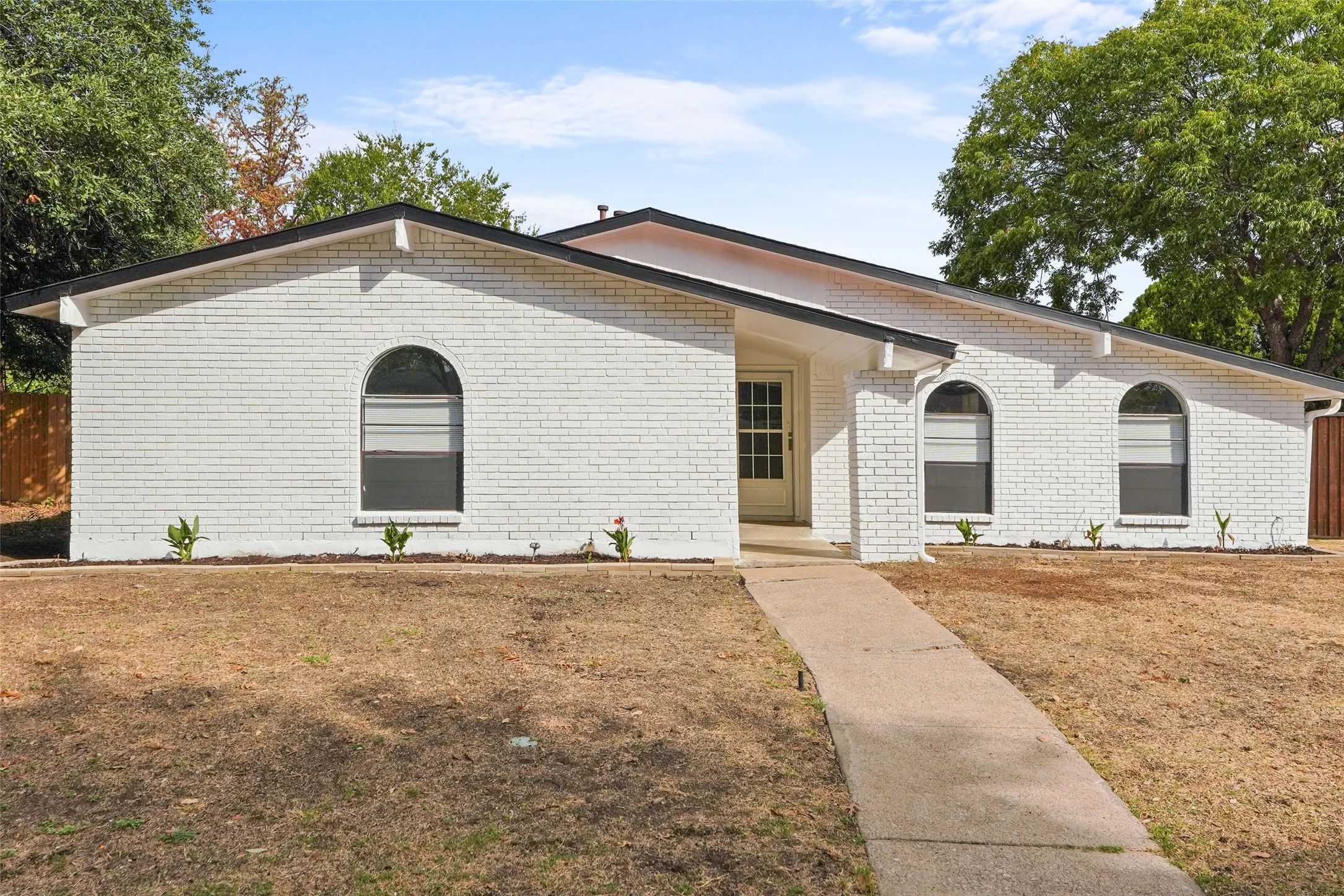 Single Family Residence For Sale in Collin County , 1515 Cherokee Trail, Plano, Texas 75023, 3 Bedroom, 2 Bathroom, 2 Garage spaces, 1,989 Sqft, built in 1976, mls#21393809, Real Estate Agent in Plano, Homes For Sale in Collin county, Homes For Sale in Plano, Realtor in Plano Texas, Real Estate Brokerage Independent Realty Texas, Luminita Cordes Realtor
