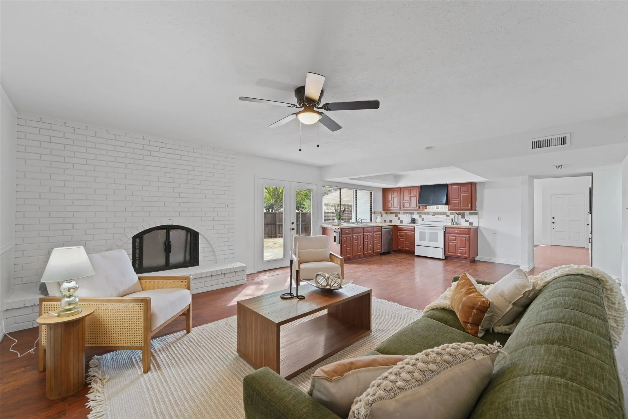 Single Family Residence For Sale in Collin County , 1515 Cherokee Trail, Plano, Texas 75023, 3 Bedroom, 2 Bathroom, 2 Garage spaces, 1,989 Sqft, built in 1976, mls#21393809, Real Estate Agent in Plano, Homes For Sale in Collin county, Homes For Sale in Plano, Realtor in Plano Texas, Real Estate Brokerage Independent Realty Texas, Luminita Cordes Realtor
