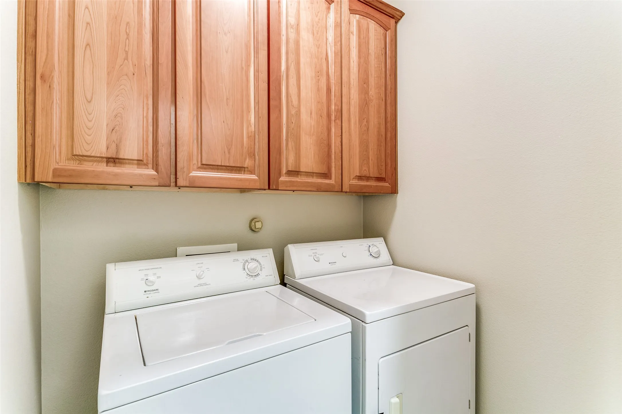 Townhouse For Rent in Tarrant County , 603 Rosemead Drive, Euless, Texas 76039, 2 Bedroom, 3 Bathroom, 2 Garage spaces, 1,480 Sqft, built in 2004, mls#21401260, Real Estate Agent in Euless, Homes For Rent in Tarrant county, Homes For Rent in Euless, Realtor in Euless Texas, Real Estate Brokerage Independent Realty Texas, Luminita Cordes Realtor