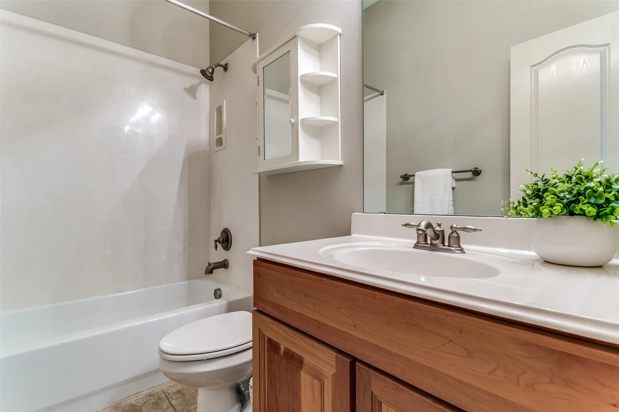 Townhouse For Rent in Tarrant County , 603 Rosemead Drive, Euless, Texas 76039, 2 Bedroom, 3 Bathroom, 2 Garage spaces, 1,480 Sqft, built in 2004, mls#21401260, Real Estate Agent in Euless, Homes For Rent in Tarrant county, Homes For Rent in Euless, Realtor in Euless Texas, Real Estate Brokerage Independent Realty Texas, Luminita Cordes Realtor