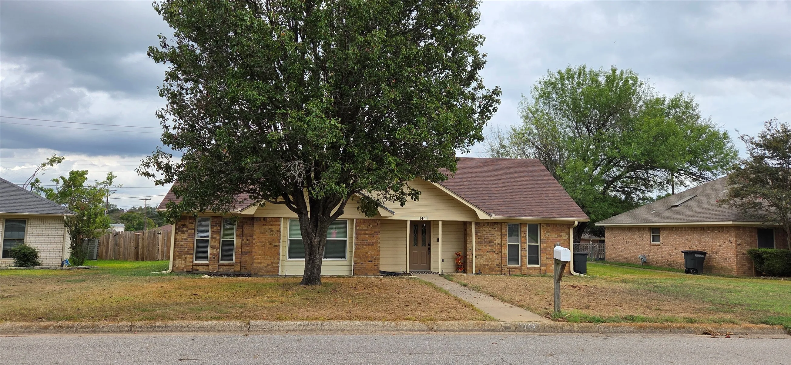 Single Family Residence For Rent in Hopkins County , 144 Hollie Circle, Sulphur Springs, Texas 75482, 3 Bedroom, 2 Bathroom, 2 Garage spaces, 1,639 Sqft, built in 1984, mls#21402795, Real Estate Agent in Sulphur Springs, Homes For Rent in Hopkins county, Homes For Rent in Sulphur Springs, Realtor in Sulphur Springs Texas, Real Estate Brokerage Independent Realty Texas, Luminita Cordes Realtor