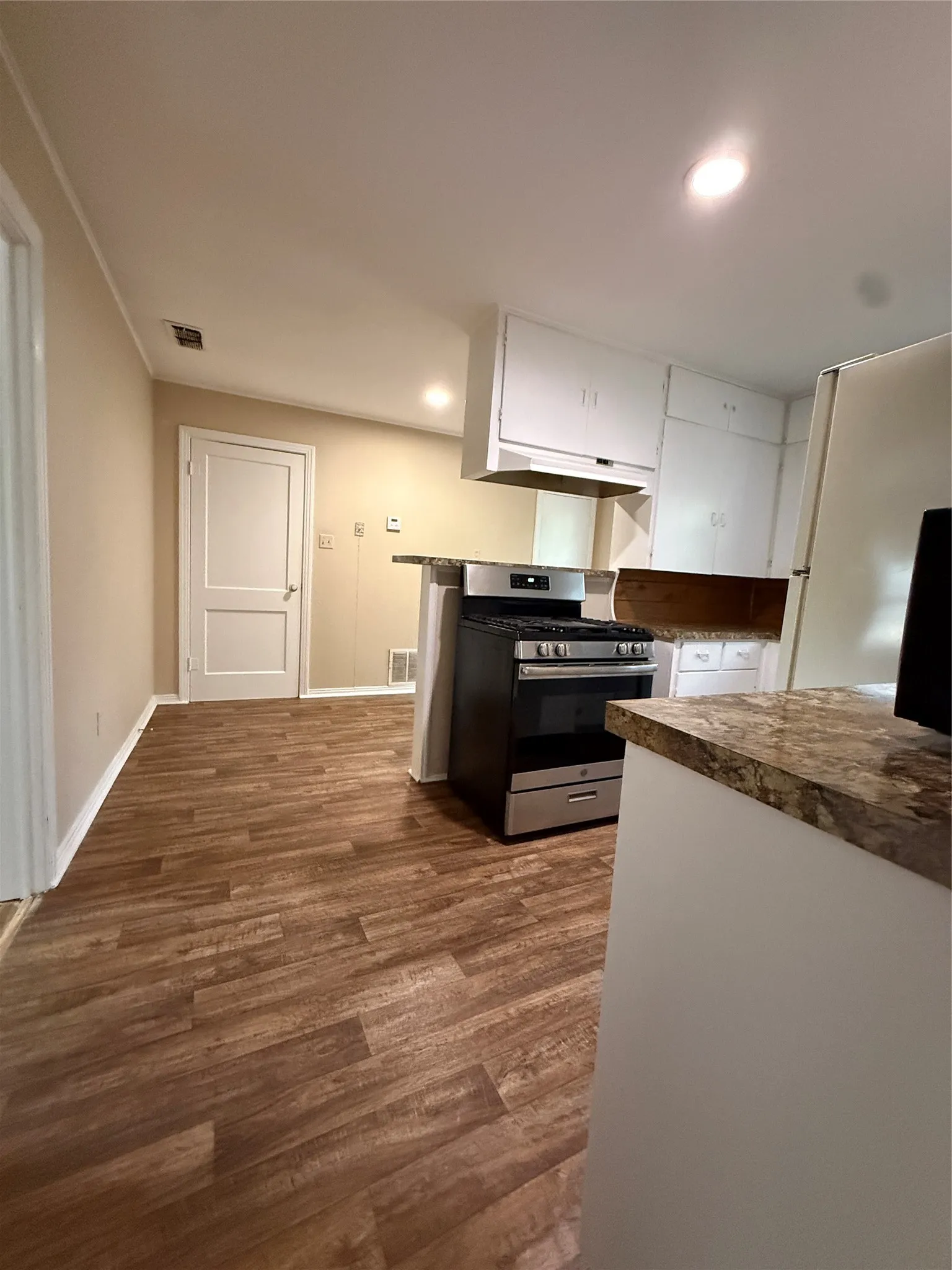 Single Family Residence For Sale in Henderson County , 711 Saint Thomas Drive, Athens, Texas 75751, 3 Bedroom, 2 Bathroom, Garage spaces, 1,600 Sqft, built in 1953, mls#21402800, Real Estate Agent in Athens, Homes For Sale in Henderson county, Homes For Sale in Athens, Realtor in Athens Texas, Real Estate Brokerage Independent Realty Texas, Luminita Cordes Realtor