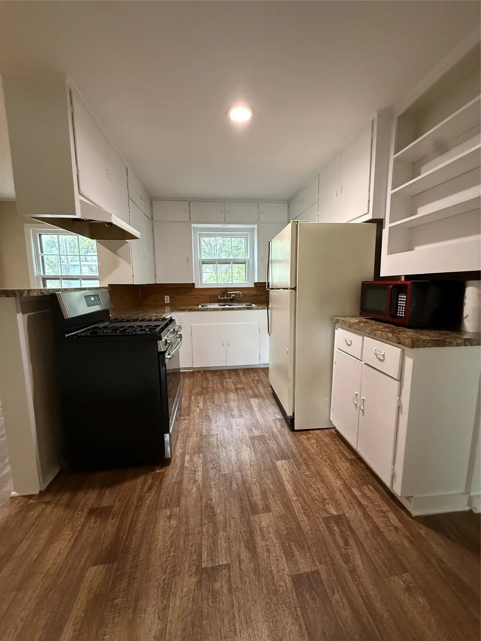 Single Family Residence For Sale in Henderson County , 711 Saint Thomas Drive, Athens, Texas 75751, 3 Bedroom, 2 Bathroom, Garage spaces, 1,600 Sqft, built in 1953, mls#21402800, Real Estate Agent in Athens, Homes For Sale in Henderson county, Homes For Sale in Athens, Realtor in Athens Texas, Real Estate Brokerage Independent Realty Texas, Luminita Cordes Realtor