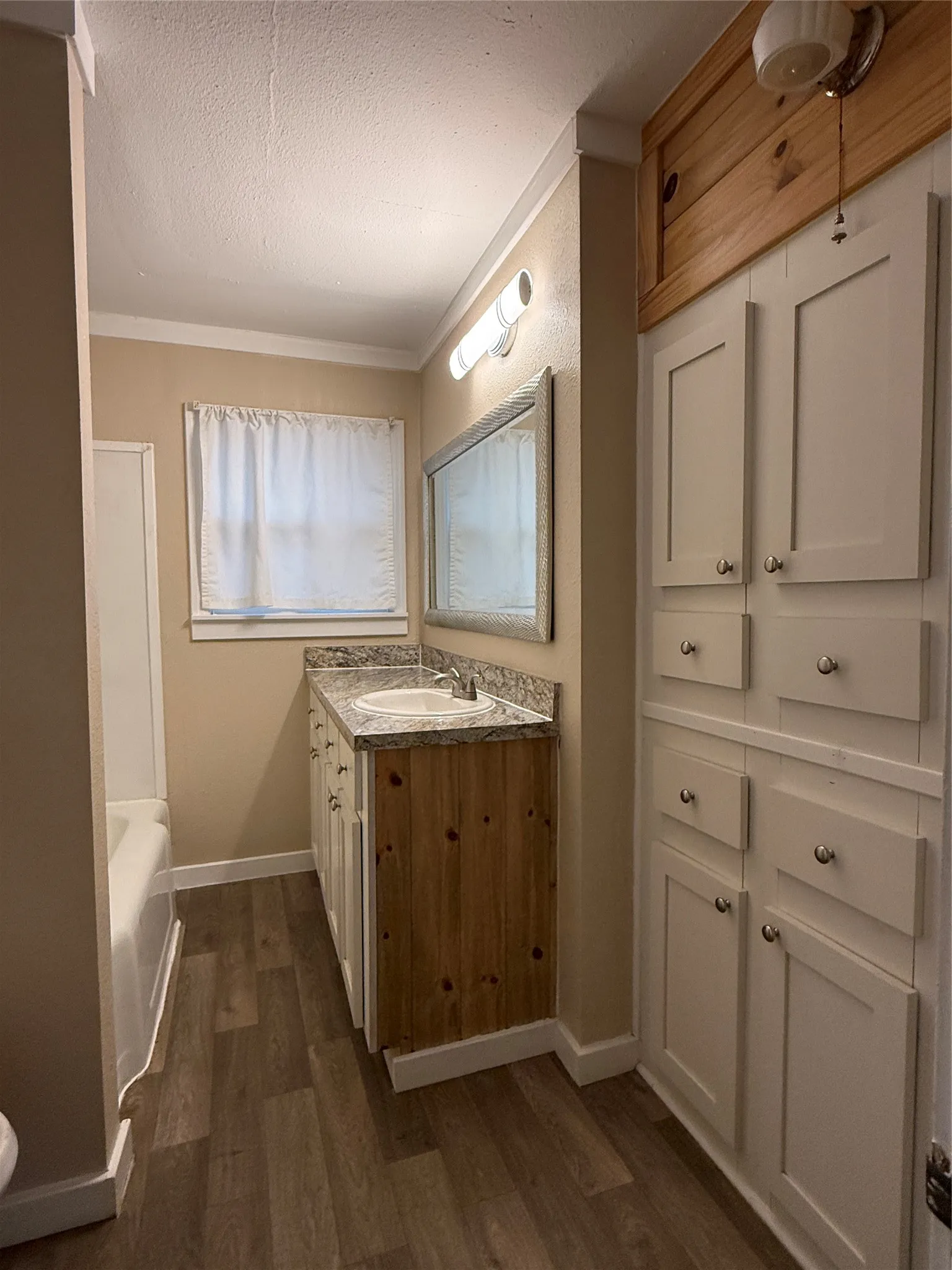 Single Family Residence For Sale in Henderson County , 711 Saint Thomas Drive, Athens, Texas 75751, 3 Bedroom, 2 Bathroom, Garage spaces, 1,600 Sqft, built in 1953, mls#21402800, Real Estate Agent in Athens, Homes For Sale in Henderson county, Homes For Sale in Athens, Realtor in Athens Texas, Real Estate Brokerage Independent Realty Texas, Luminita Cordes Realtor