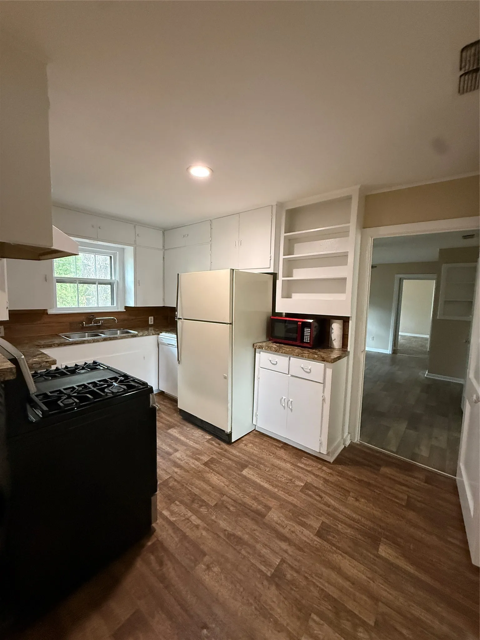 Single Family Residence For Sale in Henderson County , 711 Saint Thomas Drive, Athens, Texas 75751, 3 Bedroom, 2 Bathroom, Garage spaces, 1,600 Sqft, built in 1953, mls#21402800, Real Estate Agent in Athens, Homes For Sale in Henderson county, Homes For Sale in Athens, Realtor in Athens Texas, Real Estate Brokerage Independent Realty Texas, Luminita Cordes Realtor