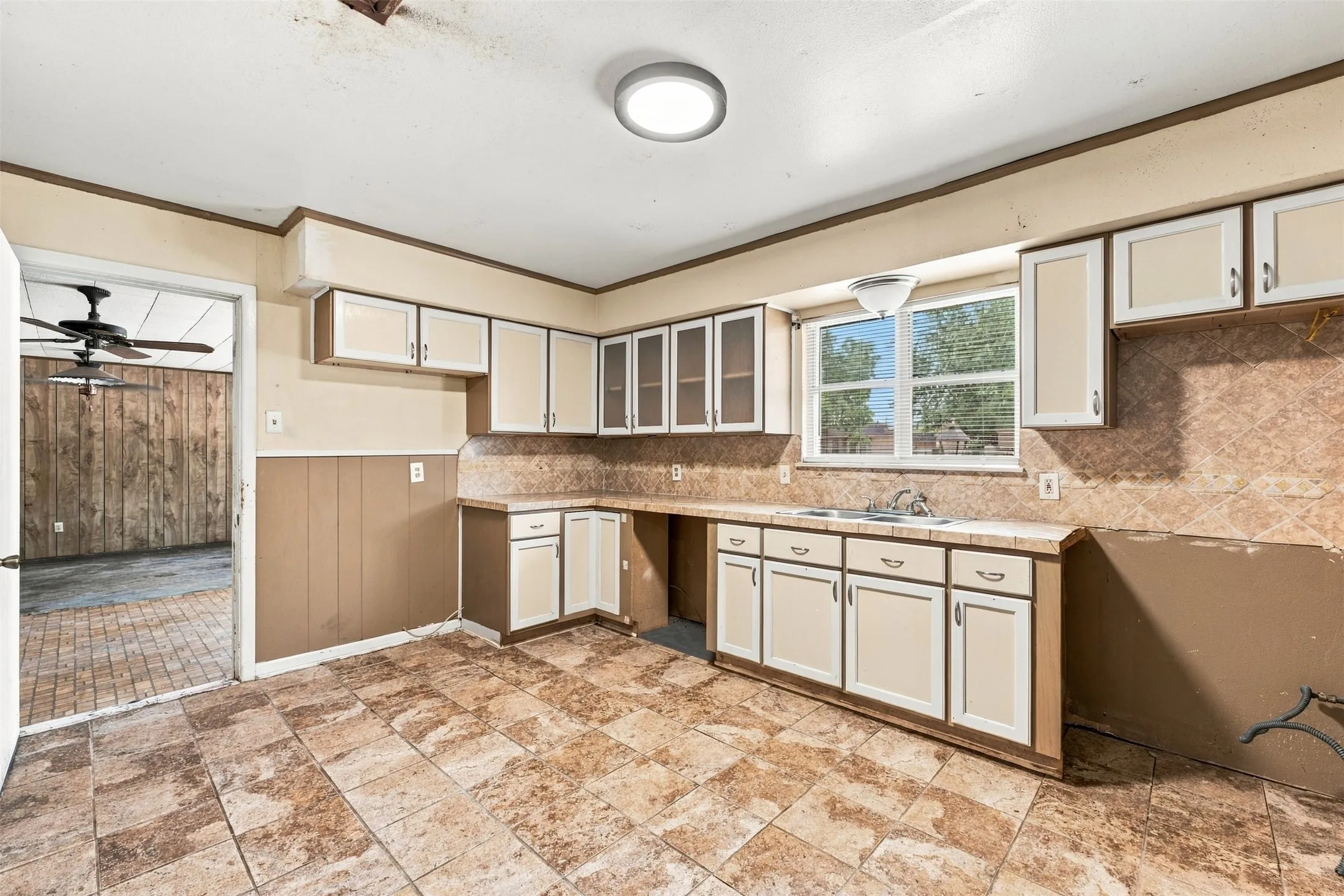 Single Family Residence For Sale in Mc Lennan County , 1407 Berkshire Street, Waco, Texas 76705, 3 Bedroom, 2 Bathroom, Garage spaces, 2,040 Sqft, built in 1960, mls#21402801, Real Estate Agent in Waco, Homes For Sale in Mc Lennan county, Homes For Sale in Waco, Realtor in Waco Texas, Real Estate Brokerage Independent Realty Texas, Luminita Cordes Realtor