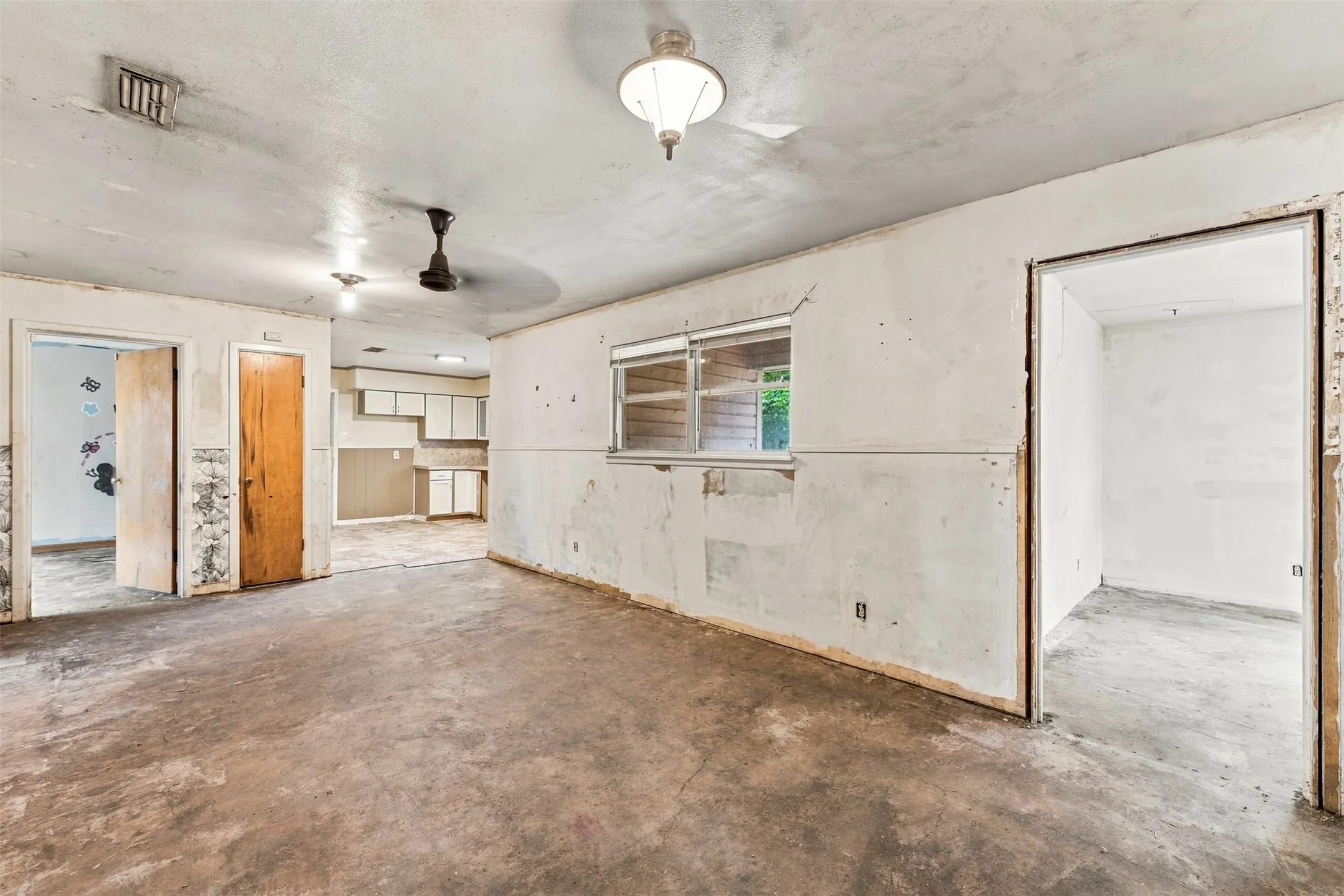 Single Family Residence For Sale in Mc Lennan County , 1407 Berkshire Street, Waco, Texas 76705, 3 Bedroom, 2 Bathroom, Garage spaces, 2,040 Sqft, built in 1960, mls#21402801, Real Estate Agent in Waco, Homes For Sale in Mc Lennan county, Homes For Sale in Waco, Realtor in Waco Texas, Real Estate Brokerage Independent Realty Texas, Luminita Cordes Realtor