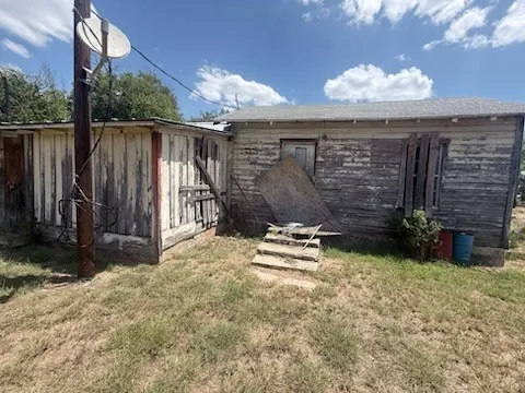 Single Family Residence For Sale in Mc Culloch County , 1102 S Mesquite Street, Brady, Texas 76825, 2 Bedroom, 1 Bathroom, Garage spaces, 800 Sqft, built in 1942, mls#21402804, Real Estate Agent in Brady, Homes For Sale in Mc Culloch county, Homes For Sale in Brady, Realtor in Brady Texas, Real Estate Brokerage Independent Realty Texas, Luminita Cordes Realtor