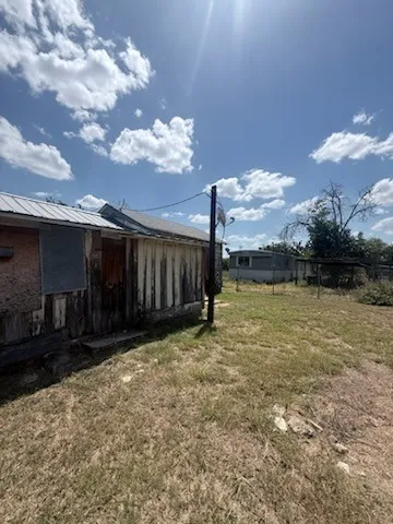 Single Family Residence For Sale in Mc Culloch County , 1102 S Mesquite Street, Brady, Texas 76825, 2 Bedroom, 1 Bathroom, Garage spaces, 800 Sqft, built in 1942, mls#21402804, Real Estate Agent in Brady, Homes For Sale in Mc Culloch county, Homes For Sale in Brady, Realtor in Brady Texas, Real Estate Brokerage Independent Realty Texas, Luminita Cordes Realtor