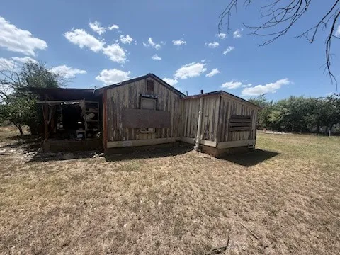 Single Family Residence For Sale in Mc Culloch County , 1102 S Mesquite Street, Brady, Texas 76825, 2 Bedroom, 1 Bathroom, Garage spaces, 800 Sqft, built in 1942, mls#21402804, Real Estate Agent in Brady, Homes For Sale in Mc Culloch county, Homes For Sale in Brady, Realtor in Brady Texas, Real Estate Brokerage Independent Realty Texas, Luminita Cordes Realtor