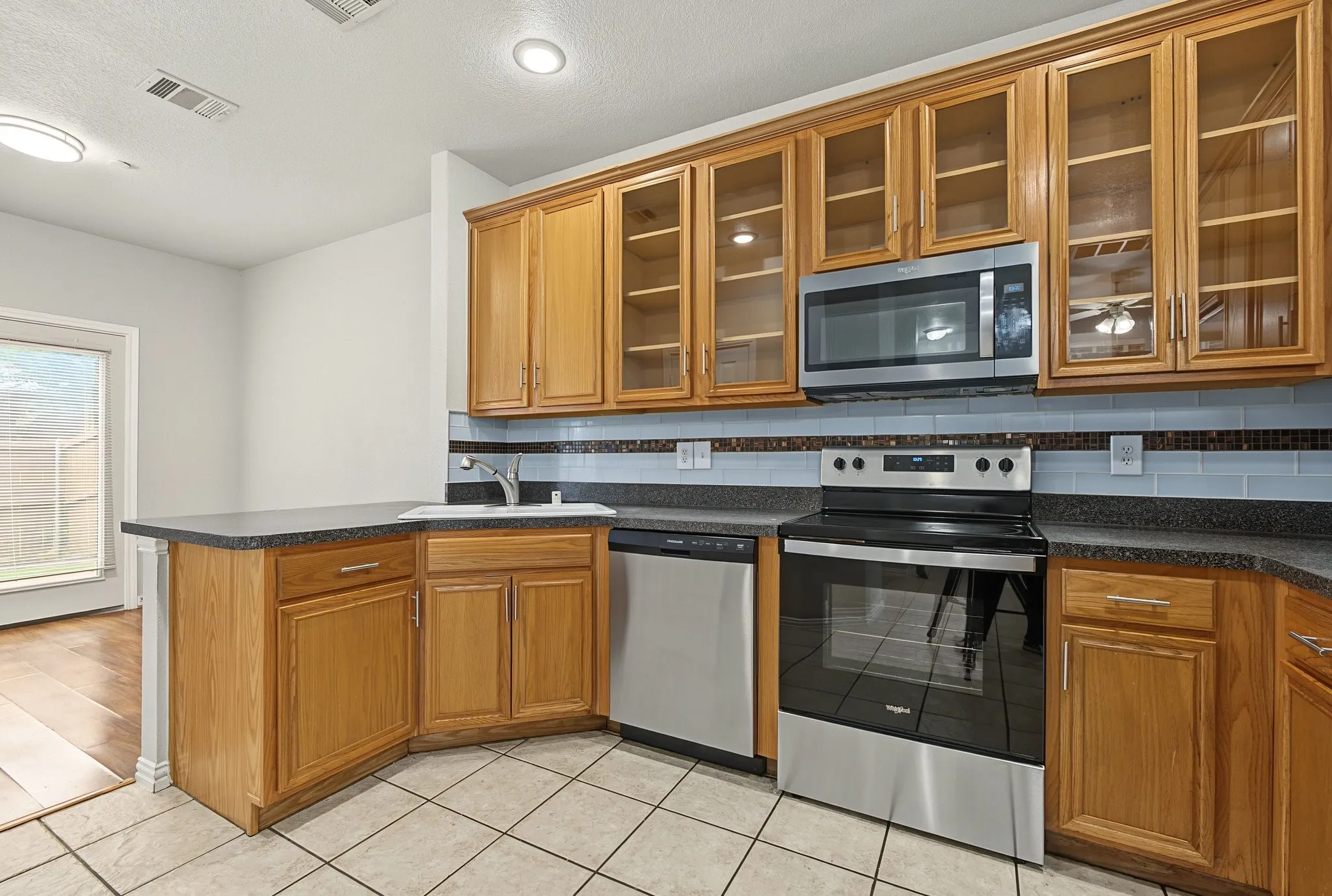 Townhouse For Sale in Collin County , 936 Cypress Creek Drive, Plano, Texas 75025, 3 Bedroom, 3 Bathroom, 2 Garage spaces, 1,585 Sqft, built in 2000, mls#21401639, Real Estate Agent in Plano, Homes For Sale in Collin county, Homes For Sale in Plano, Realtor in Plano Texas, Real Estate Brokerage Independent Realty Texas, Luminita Cordes Realtor