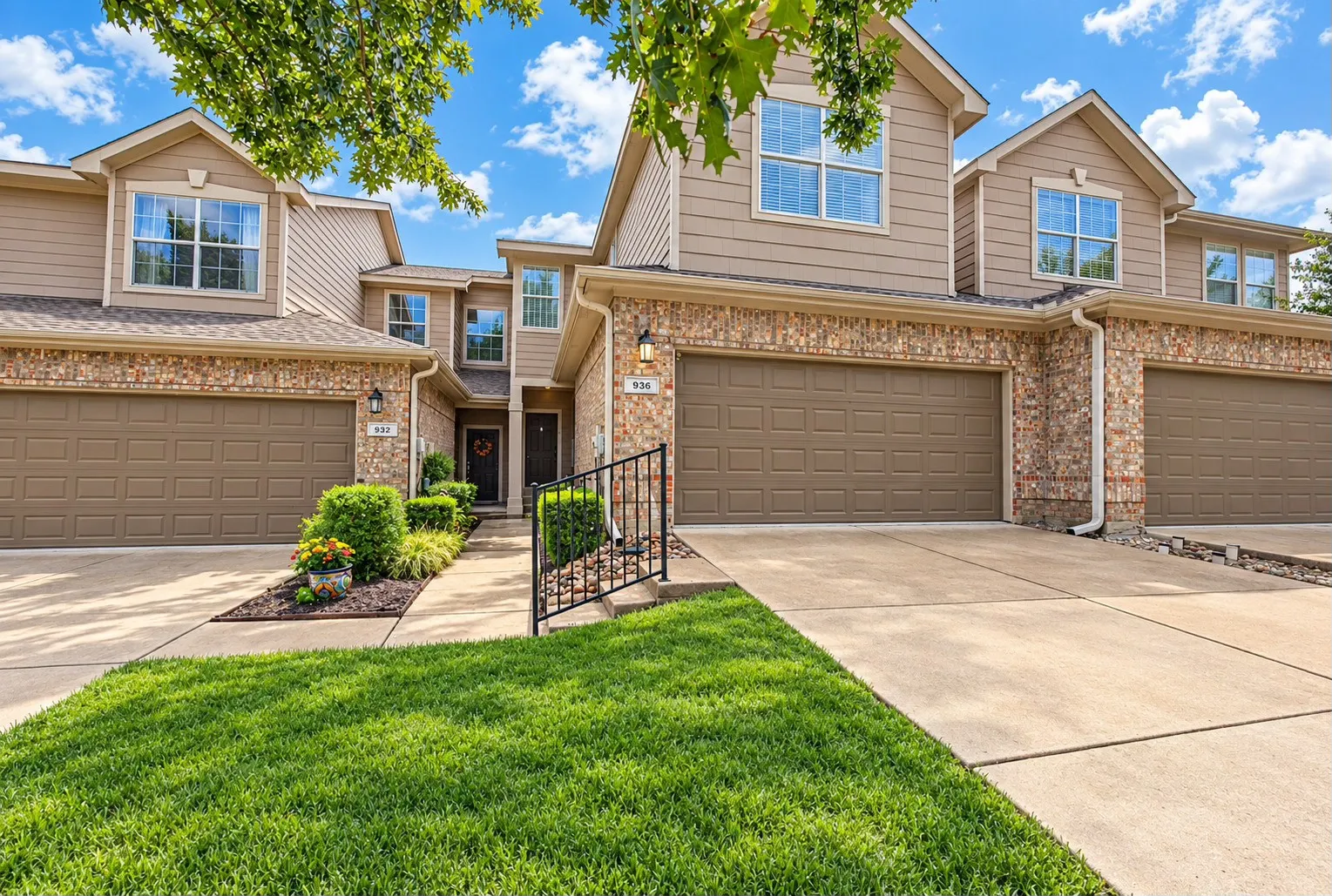 Townhouse For Sale in Collin County , 936 Cypress Creek Drive, Plano, Texas 75025, 3 Bedroom, 3 Bathroom, 2 Garage spaces, 1,585 Sqft, built in 2000, mls#21401639, Real Estate Agent in Plano, Homes For Sale in Collin county, Homes For Sale in Plano, Realtor in Plano Texas, Real Estate Brokerage Independent Realty Texas, Luminita Cordes Realtor