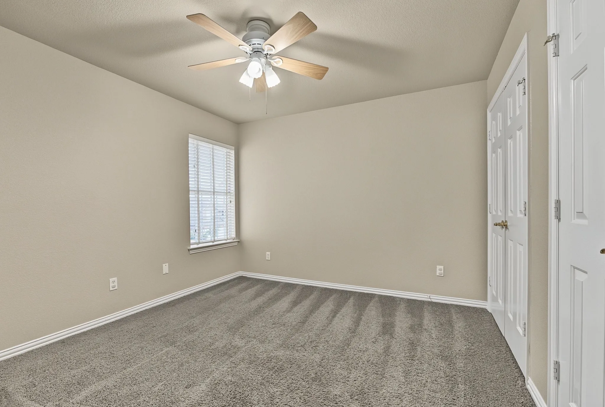 Townhouse For Sale in Collin County , 936 Cypress Creek Drive, Plano, Texas 75025, 3 Bedroom, 3 Bathroom, 2 Garage spaces, 1,585 Sqft, built in 2000, mls#21401639, Real Estate Agent in Plano, Homes For Sale in Collin county, Homes For Sale in Plano, Realtor in Plano Texas, Real Estate Brokerage Independent Realty Texas, Luminita Cordes Realtor
