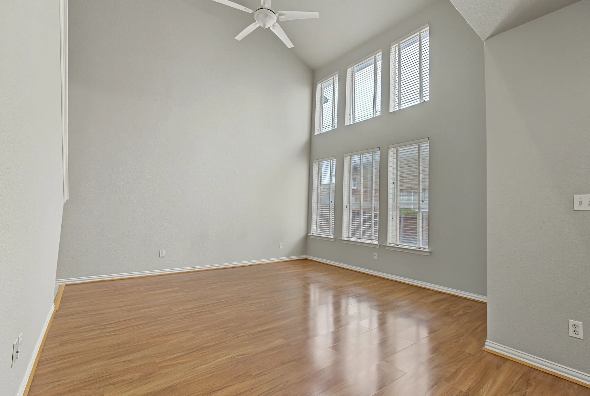 Townhouse For Sale in Collin County , 936 Cypress Creek Drive, Plano, Texas 75025, 3 Bedroom, 3 Bathroom, 2 Garage spaces, 1,585 Sqft, built in 2000, mls#21401639, Real Estate Agent in Plano, Homes For Sale in Collin county, Homes For Sale in Plano, Realtor in Plano Texas, Real Estate Brokerage Independent Realty Texas, Luminita Cordes Realtor