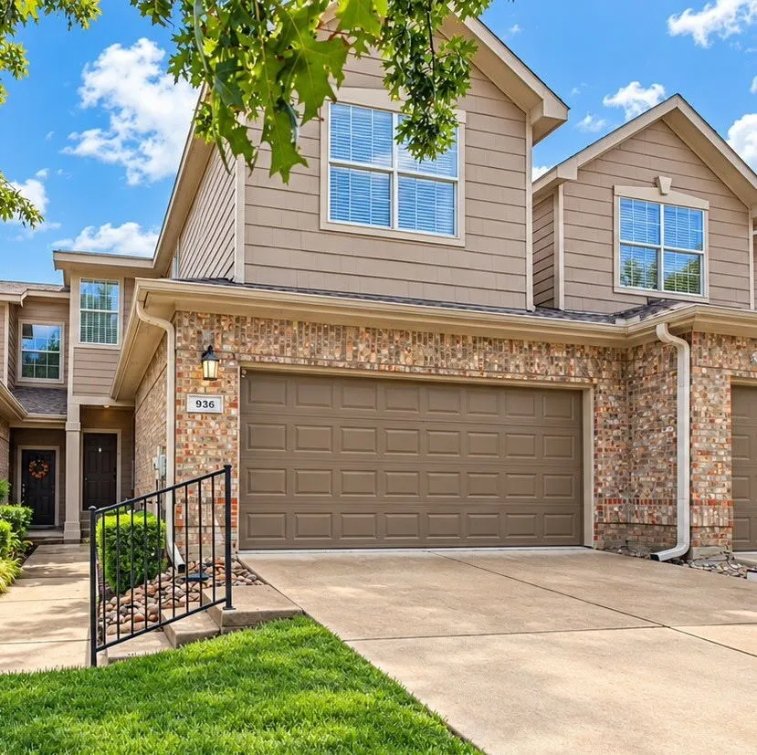 Townhouse For Sale in Collin County , 936 Cypress Creek Drive, Plano, Texas 75025, 3 Bedroom, 3 Bathroom, 2 Garage spaces, 1,585 Sqft, built in 2000, mls#21401639, Real Estate Agent in Plano, Homes For Sale in Collin county, Homes For Sale in Plano, Realtor in Plano Texas, Real Estate Brokerage Independent Realty Texas, Luminita Cordes Realtor