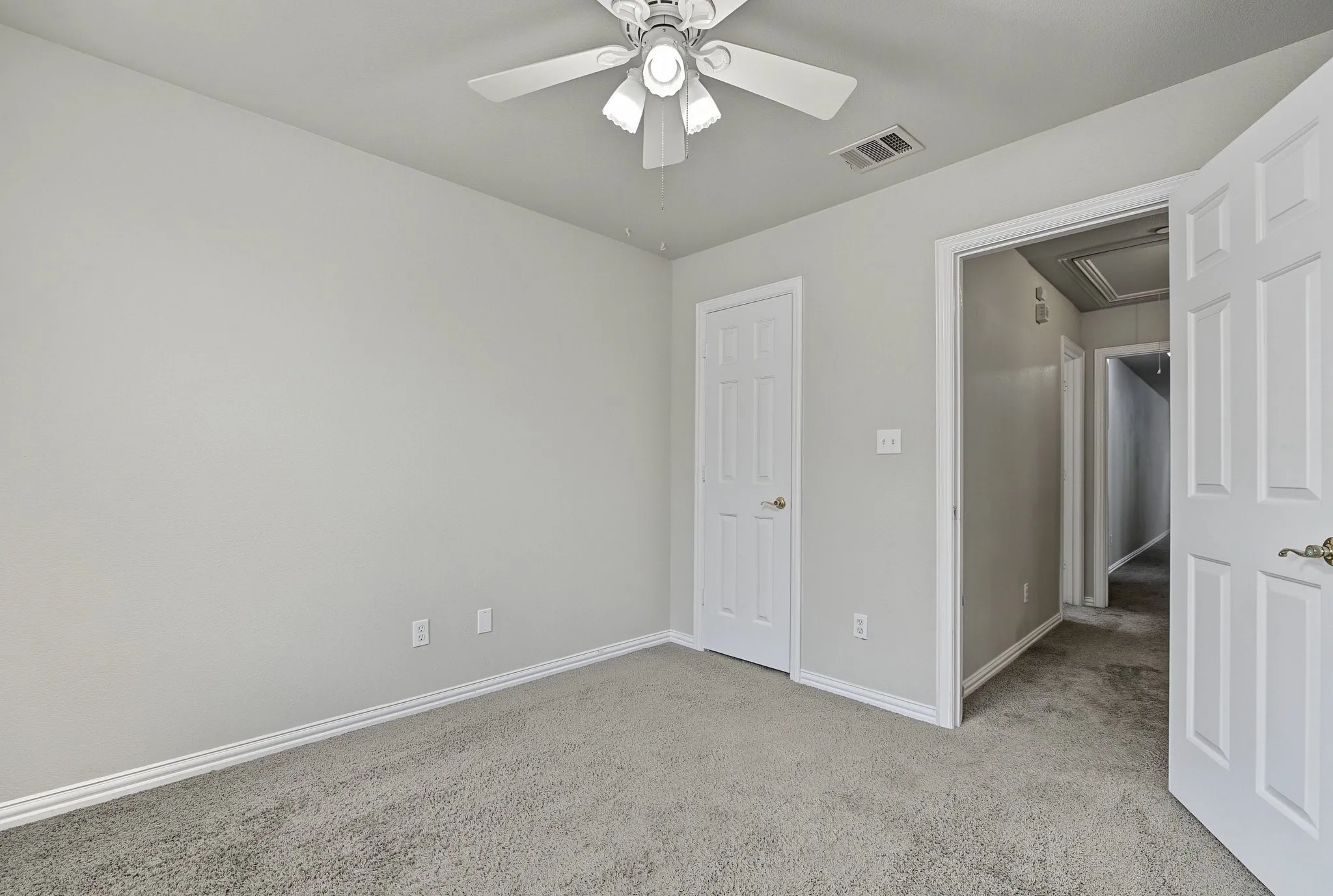 Townhouse For Sale in Collin County , 936 Cypress Creek Drive, Plano, Texas 75025, 3 Bedroom, 3 Bathroom, 2 Garage spaces, 1,585 Sqft, built in 2000, mls#21401639, Real Estate Agent in Plano, Homes For Sale in Collin county, Homes For Sale in Plano, Realtor in Plano Texas, Real Estate Brokerage Independent Realty Texas, Luminita Cordes Realtor