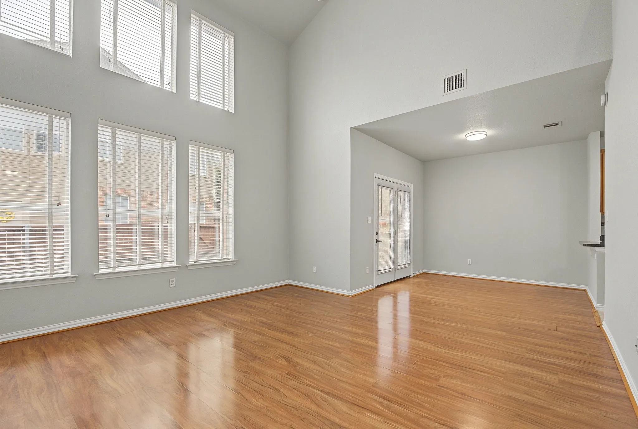 Townhouse For Sale in Collin County , 936 Cypress Creek Drive, Plano, Texas 75025, 3 Bedroom, 3 Bathroom, 2 Garage spaces, 1,585 Sqft, built in 2000, mls#21401639, Real Estate Agent in Plano, Homes For Sale in Collin county, Homes For Sale in Plano, Realtor in Plano Texas, Real Estate Brokerage Independent Realty Texas, Luminita Cordes Realtor